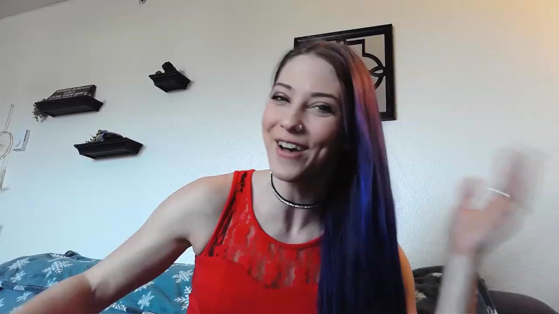 Gallery image thumbnail from Ashlynnelocks's myfreecams stream on, 12/25/2022, 18:29 image 6 of 20