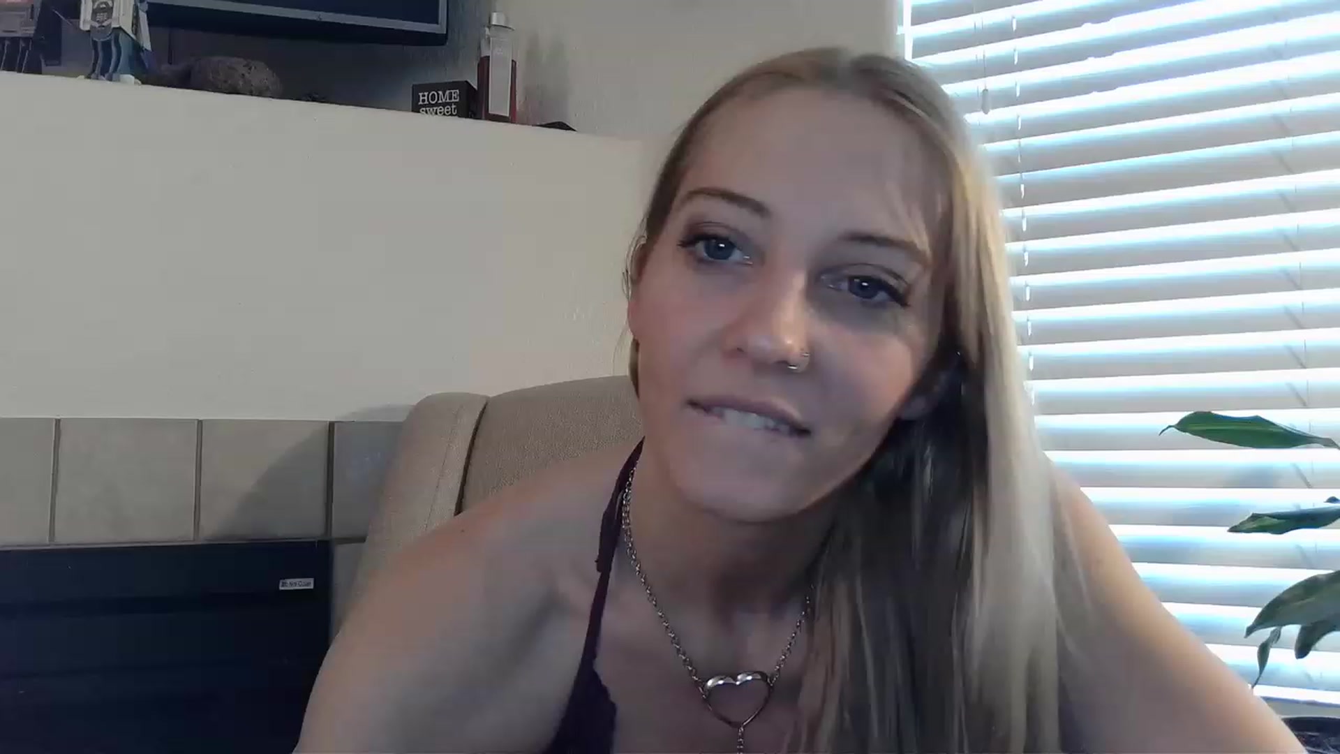 Gallery image thumbnail from Ashlynnelocks's myfreecams stream on, 02/07/2023, 21:43 image 19 of 20