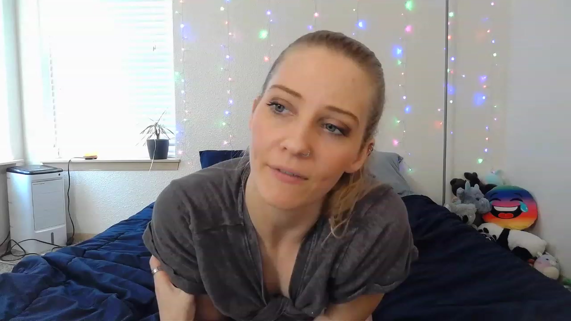 Gallery image thumbnail from Ashlynnelocks's myfreecams stream on, 02/13/2023, 22:54 image 3 of 20