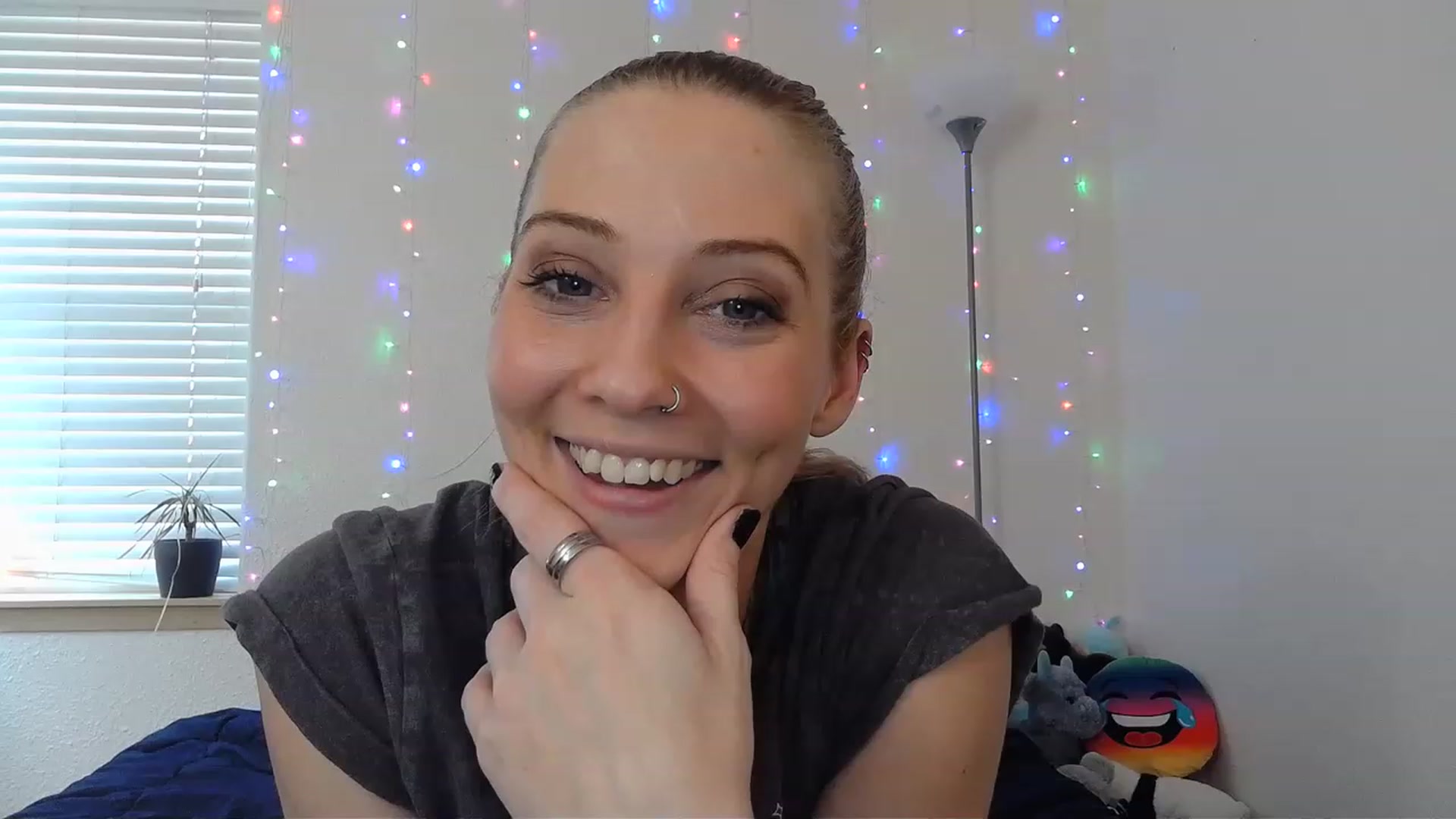 Gallery image thumbnail from Ashlynnelocks's myfreecams stream on, 02/13/2023, 22:54 image 17 of 20