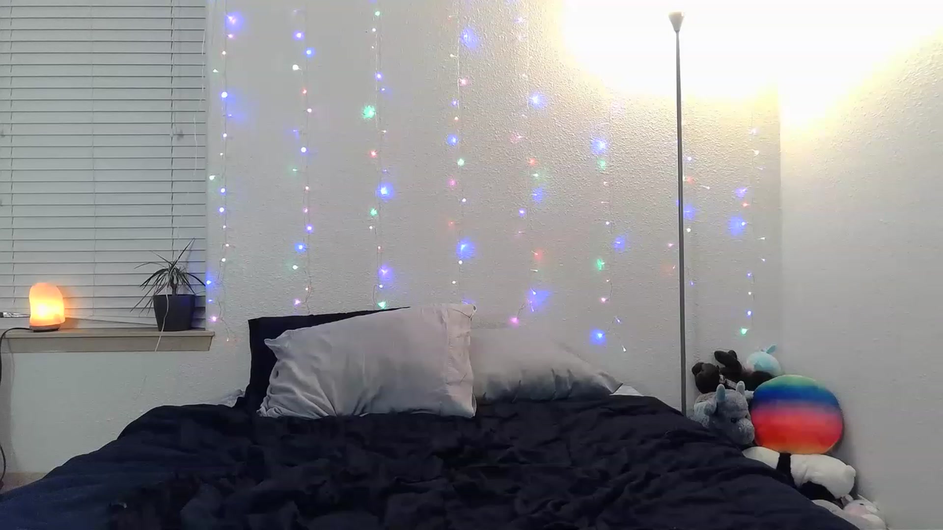 Gallery image thumbnail from Ashlynnelocks's myfreecams stream on, 02/14/2023, 03:03 image 17 of 20