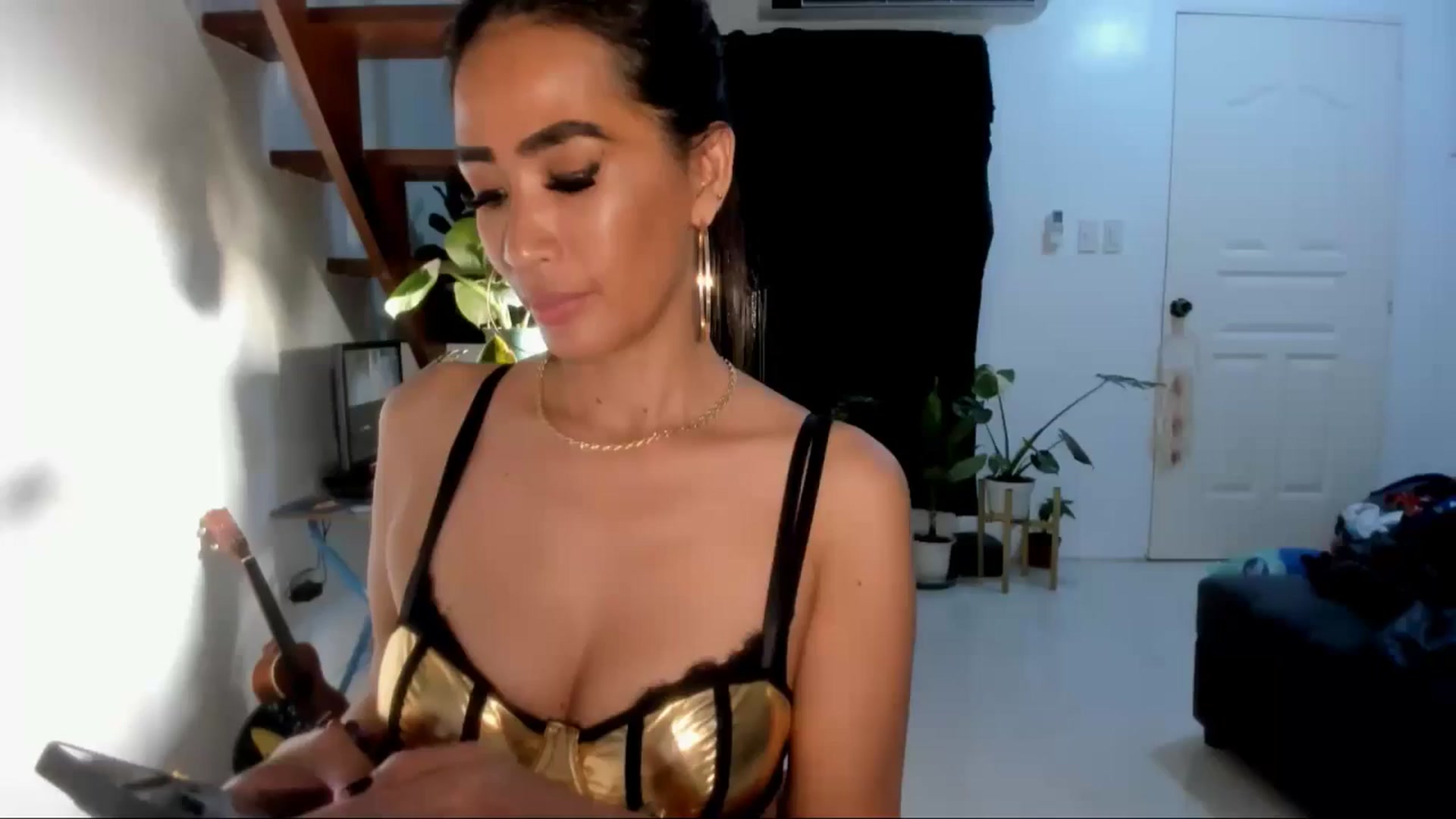 Gallery image thumbnail from AsianGoddesX's myfreecams stream on, 04/20/2025, 12:02 image 19 of 20