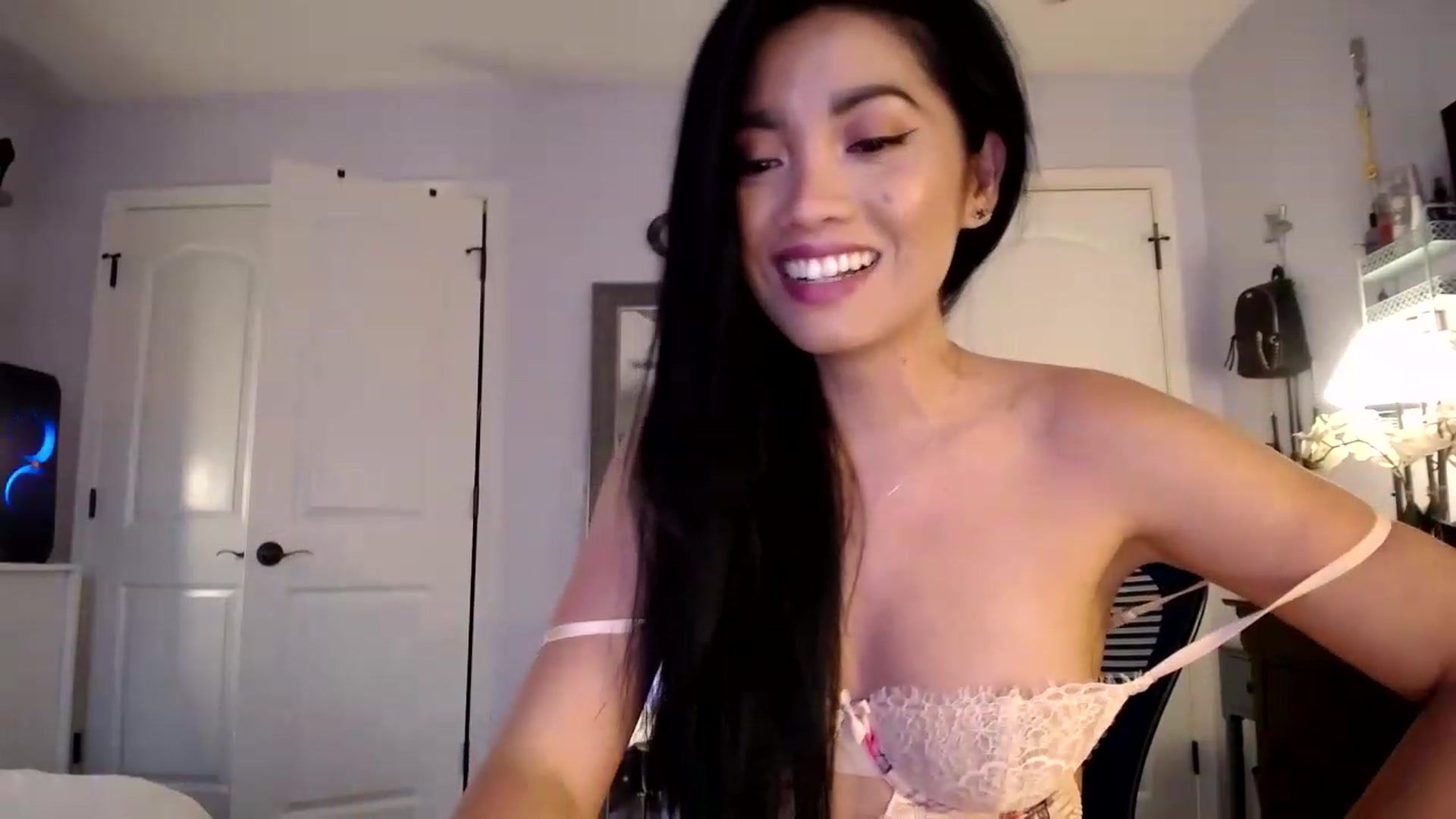 Gallery image thumbnail from AsianLuv_4U's myfreecams stream on, 11/16/2022, 19:31 image 15 of 20