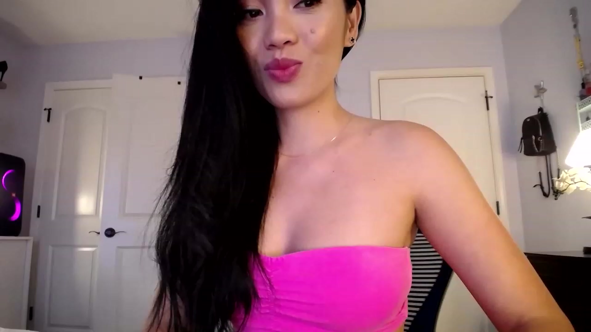 Gallery image thumbnail from AsianLuv_4U's myfreecams stream on, 11/17/2022, 18:54 image 5 of 20