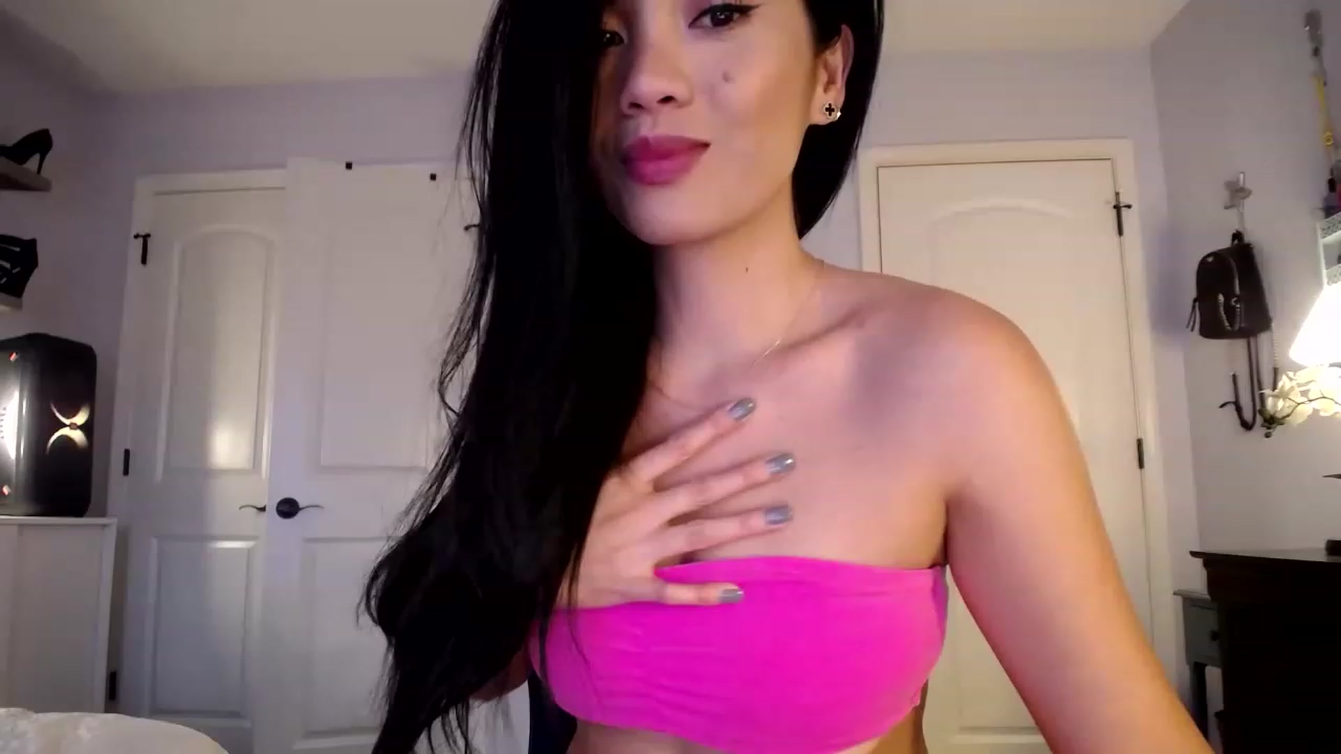 Gallery image thumbnail from AsianLuv_4U's myfreecams stream on, 11/17/2022, 20:15 image 3 of 20