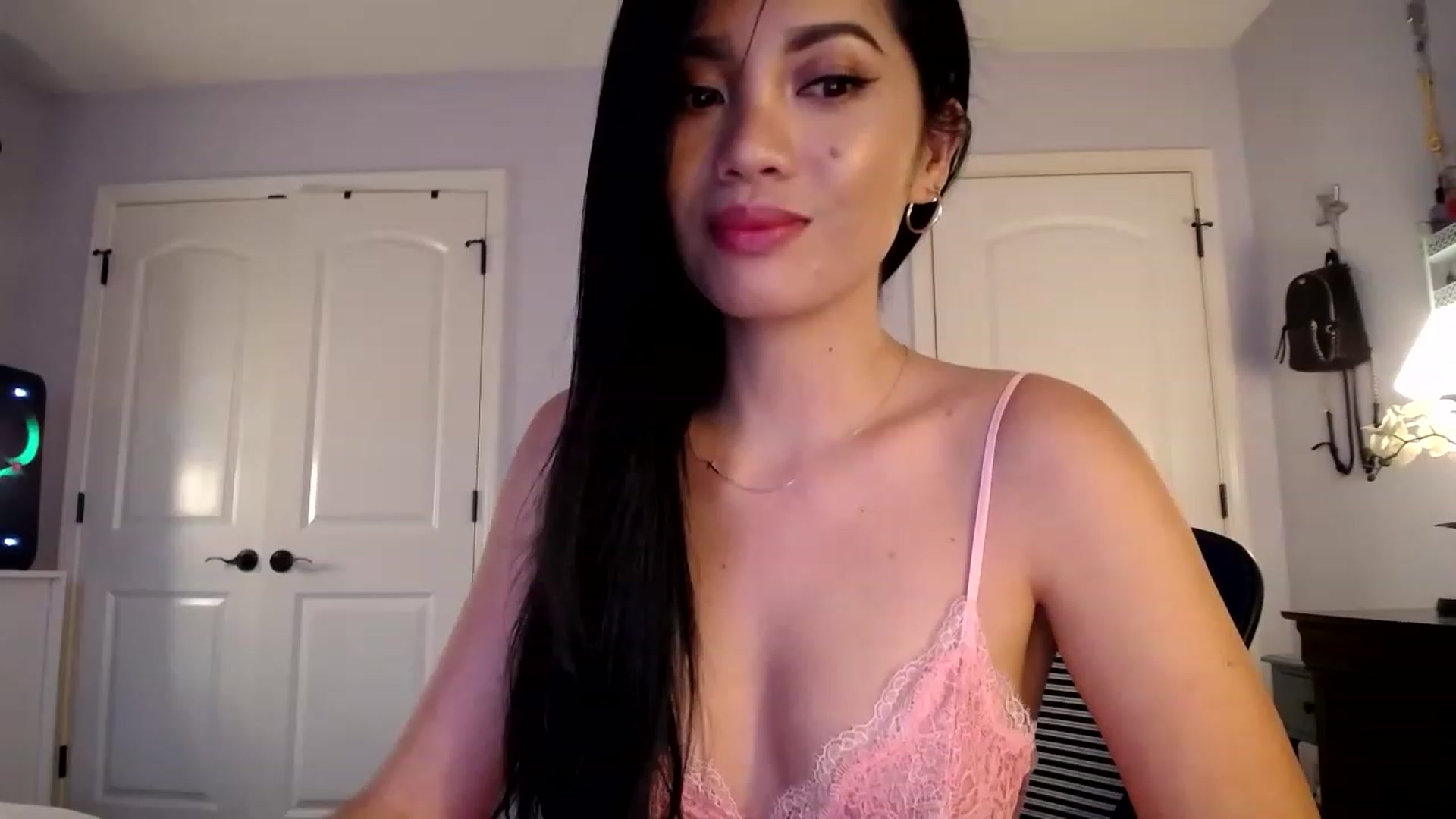Gallery image thumbnail from AsianLuv_4U's myfreecams stream on, 11/20/2022, 20:53 image 4 of 20