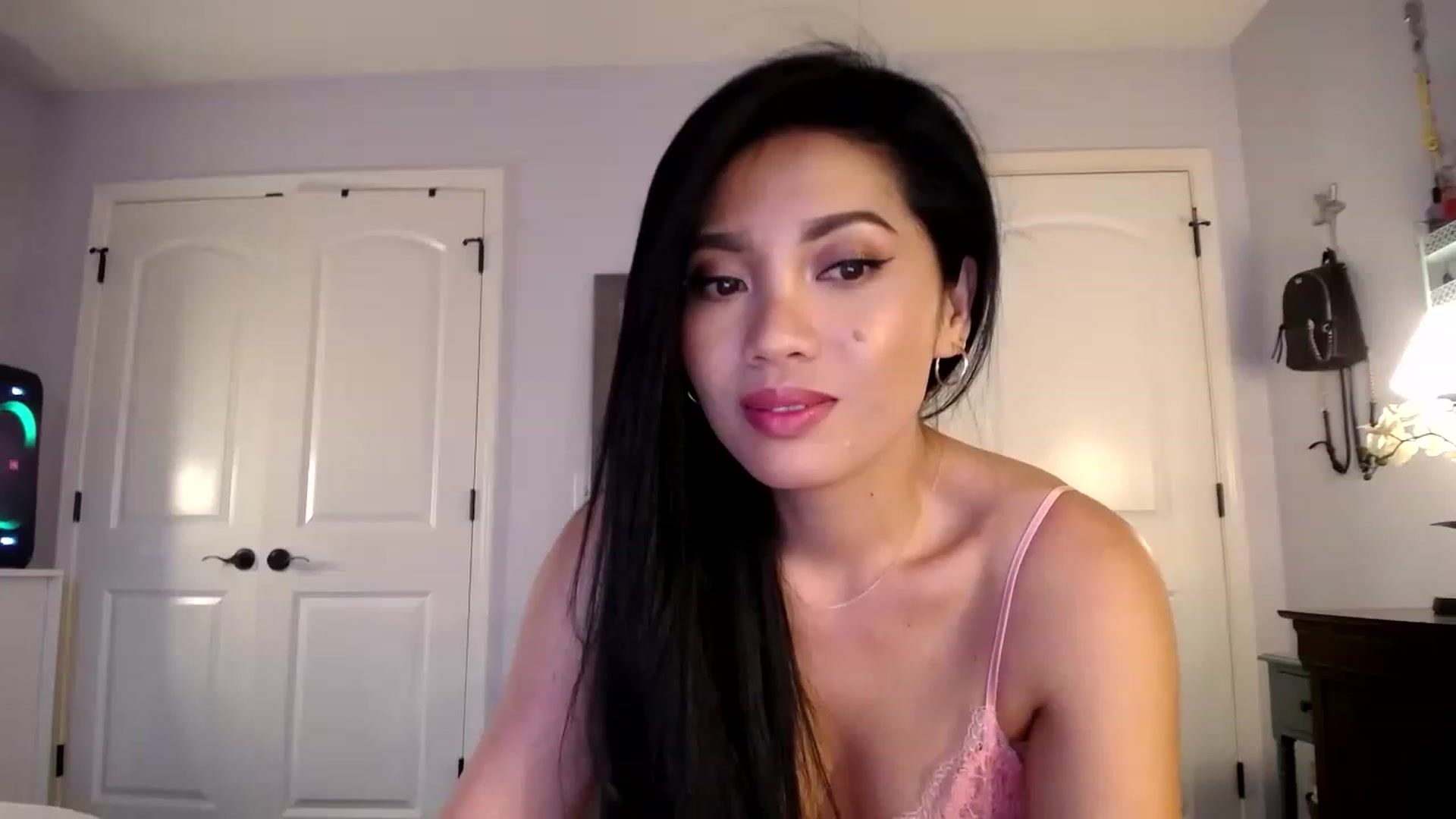 Gallery image thumbnail from AsianLuv_4U's myfreecams stream on, 11/20/2022, 20:53 image 6 of 20