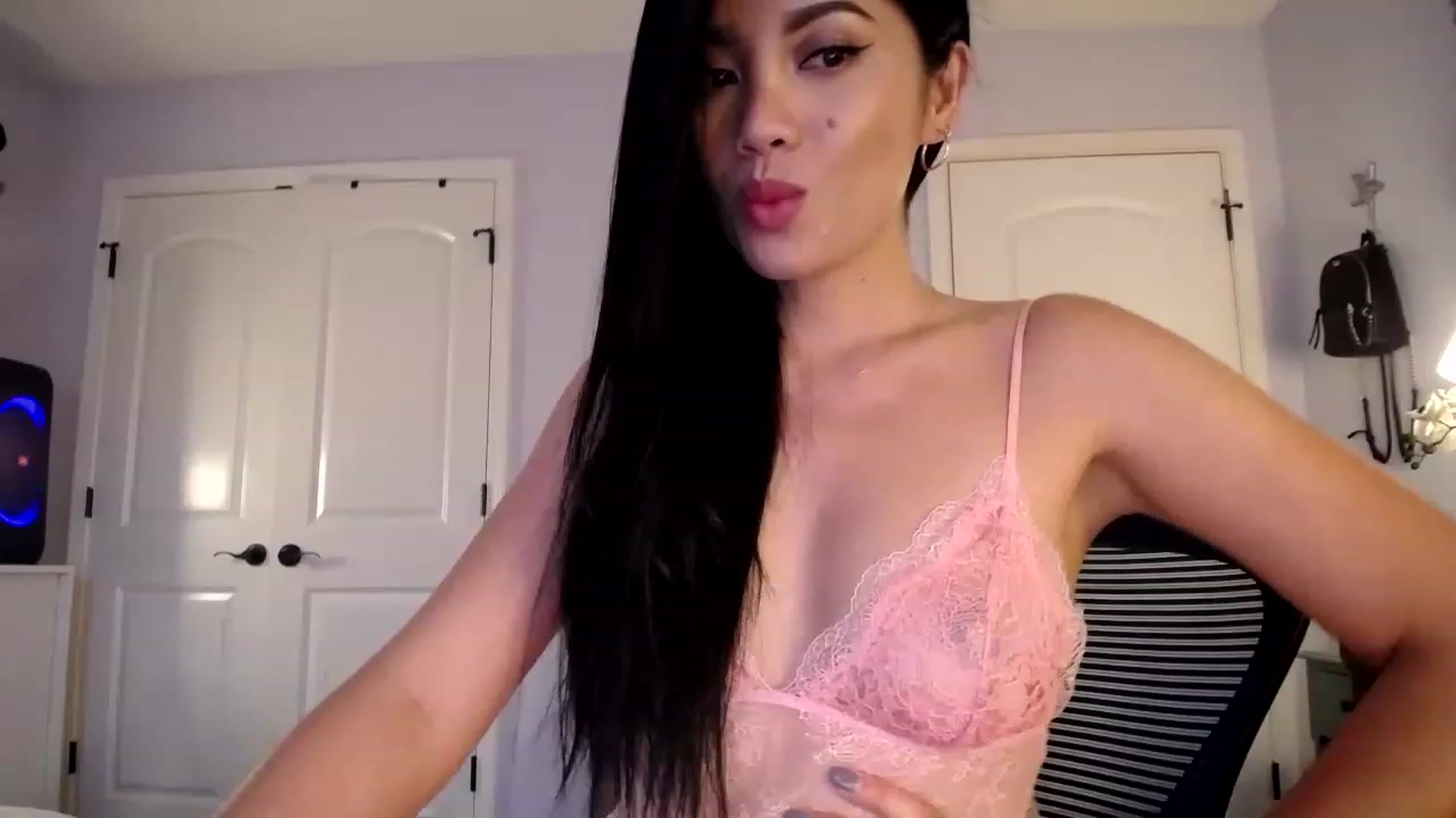 Gallery image thumbnail from AsianLuv_4U's myfreecams stream on, 11/20/2022, 20:53 image 1 of 20