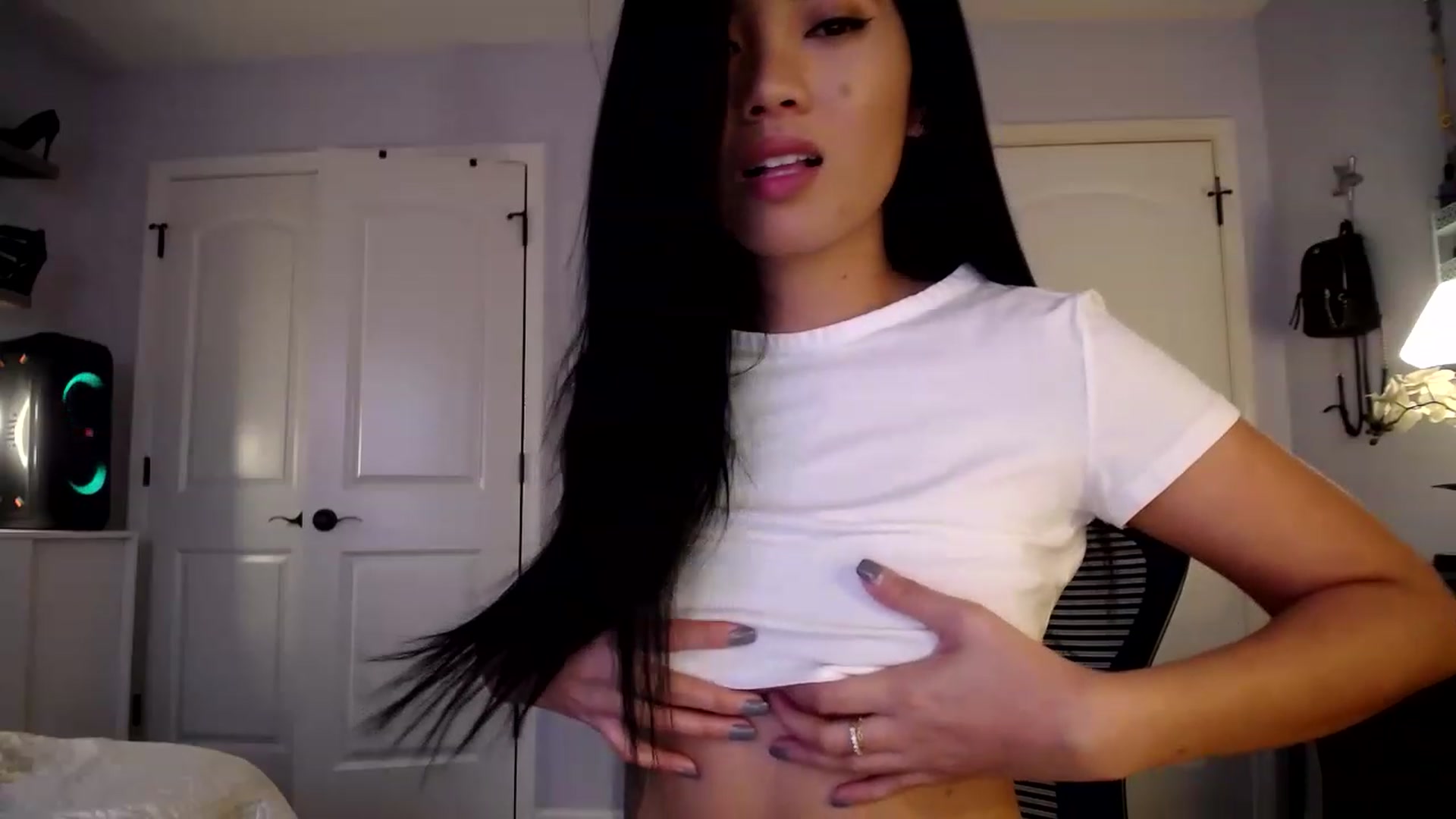 Gallery image thumbnail from AsianLuv_4U's myfreecams stream on, 11/21/2022, 20:14 image 13 of 20