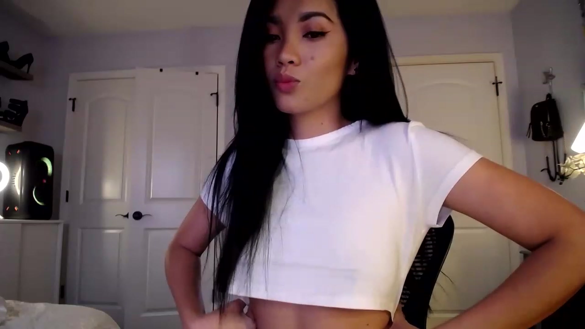 Gallery image thumbnail from AsianLuv_4U's myfreecams stream on, 11/21/2022, 20:14 image 14 of 20