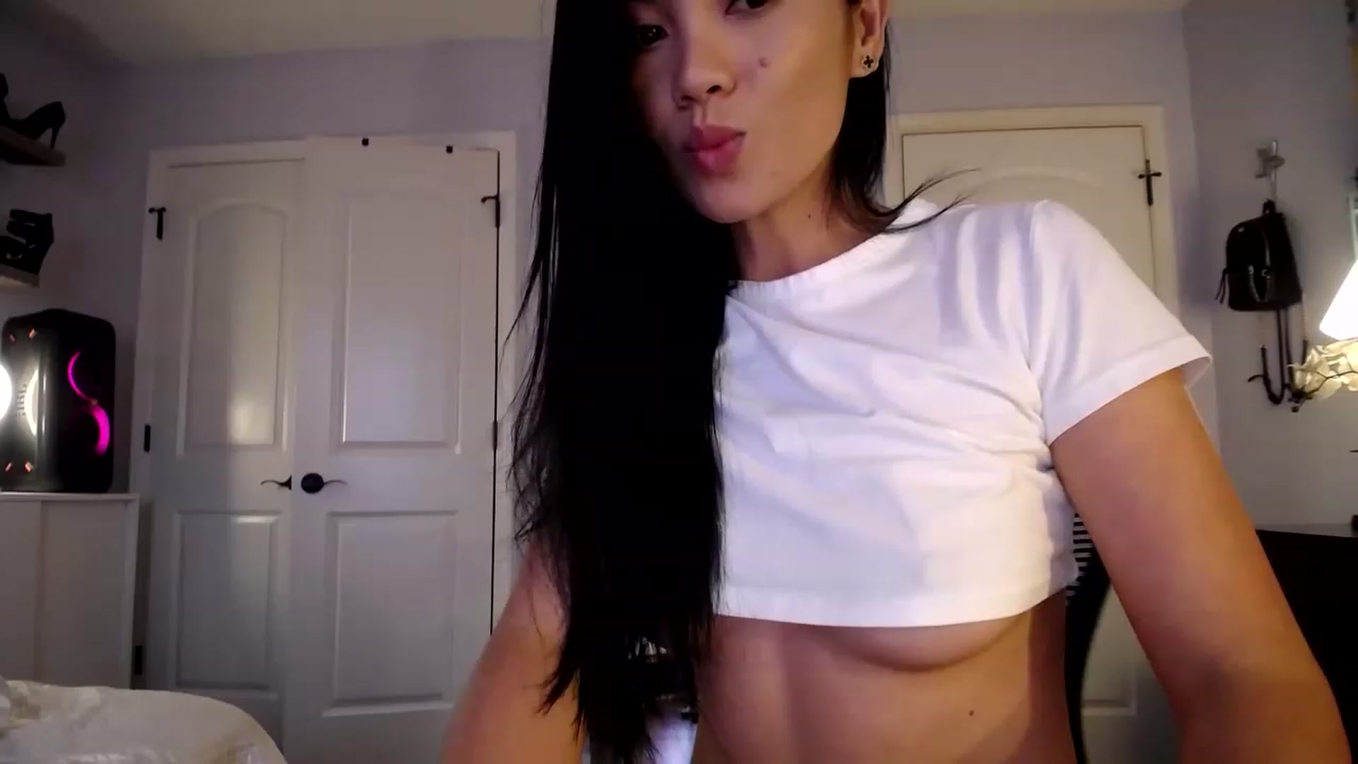 Gallery image thumbnail from AsianLuv_4U's myfreecams stream on, 11/21/2022, 20:14 image 12 of 20
