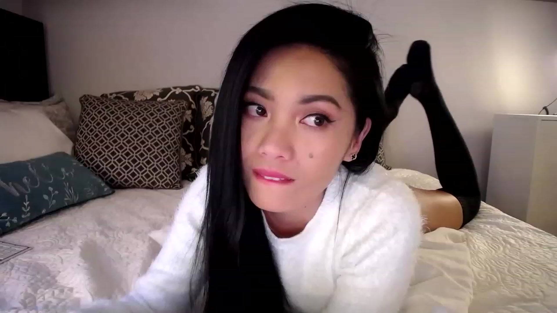 Gallery image thumbnail from AsianLuv_4U's myfreecams stream on, 12/27/2022, 19:04 image 8 of 20