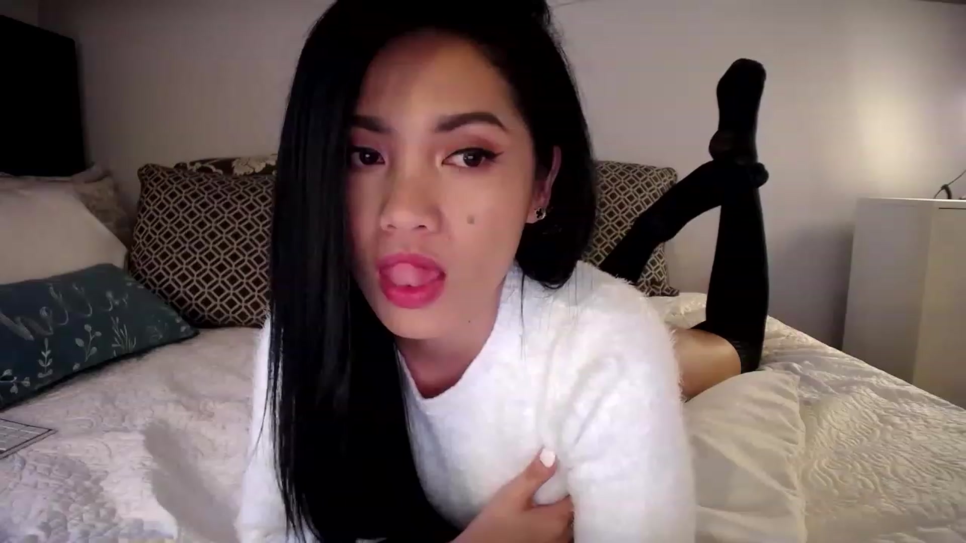Gallery image thumbnail from AsianLuv_4U's myfreecams stream on, 12/27/2022, 19:04 image 10 of 20