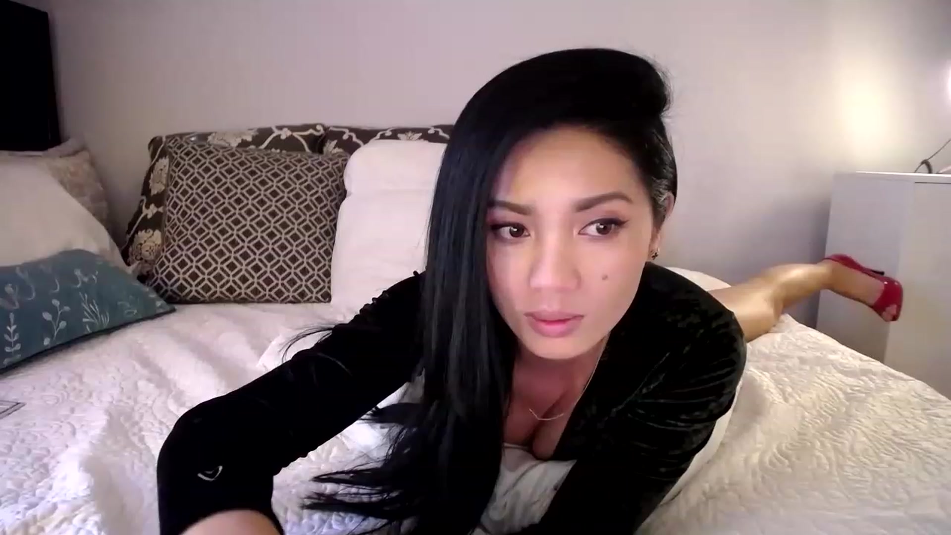 Gallery image thumbnail from AsianLuv_4U's myfreecams stream on, 12/28/2022, 19:43 image 5 of 20