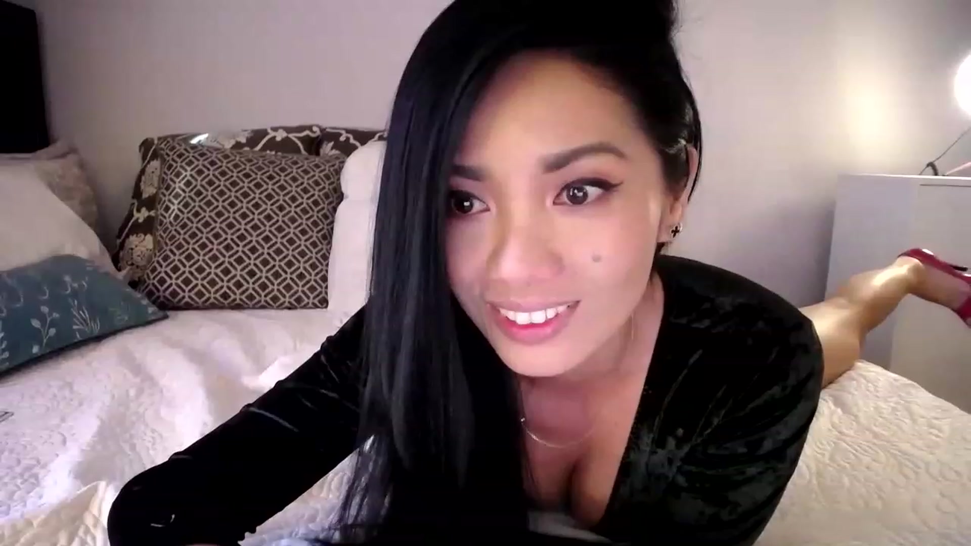 Gallery image thumbnail from AsianLuv_4U's myfreecams stream on, 12/28/2022, 19:43 image 15 of 20