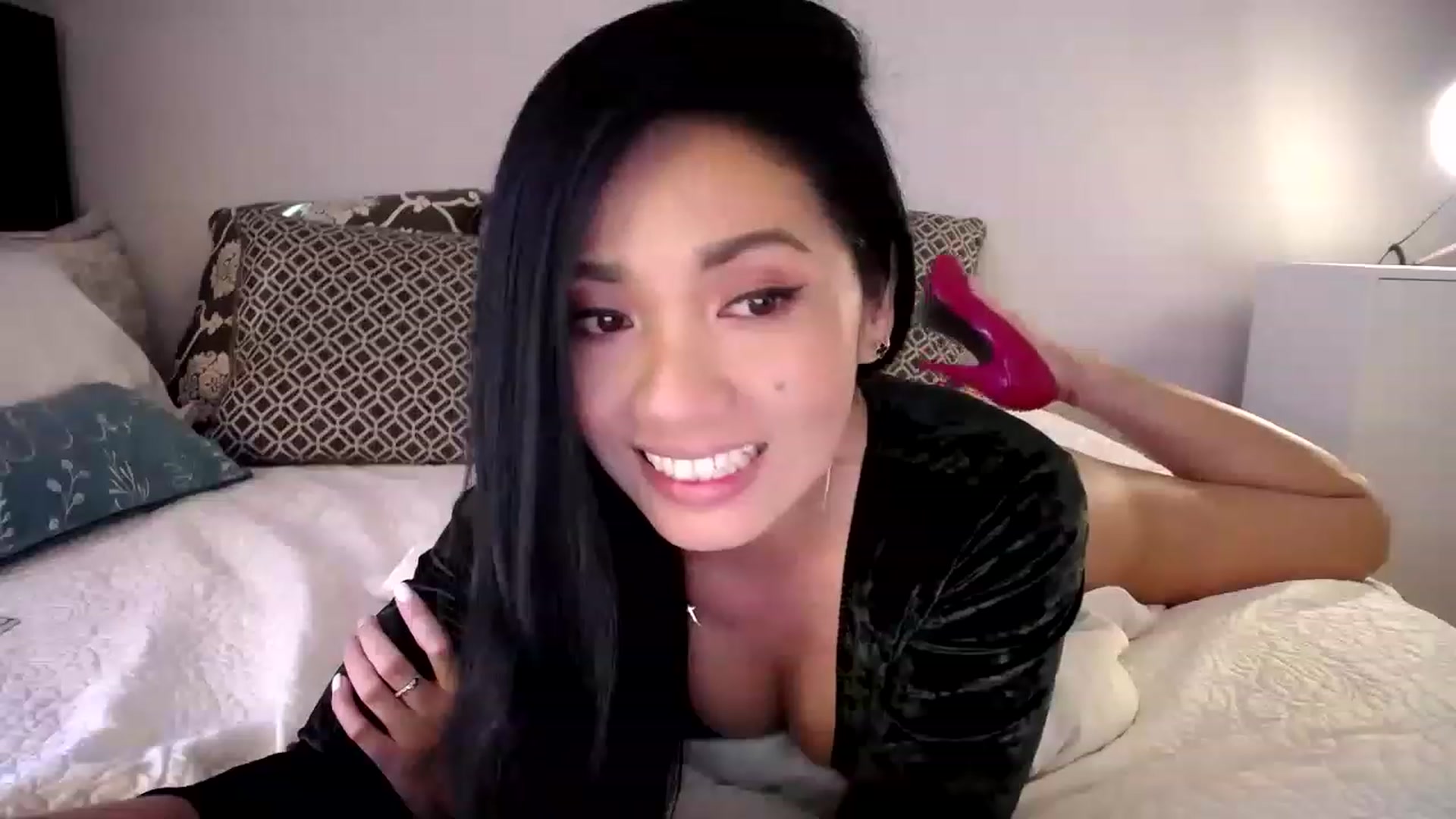 Gallery image thumbnail from AsianLuv_4U's myfreecams stream on, 12/28/2022, 19:43 image 13 of 20