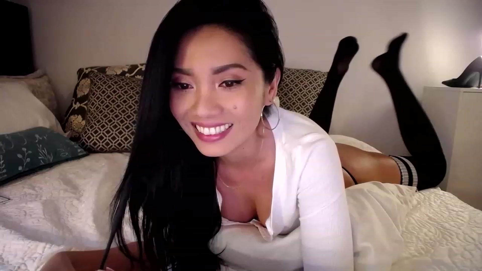 Gallery image thumbnail from AsianLuv_4U's myfreecams stream on, 12/30/2022, 18:50 image 5 of 20