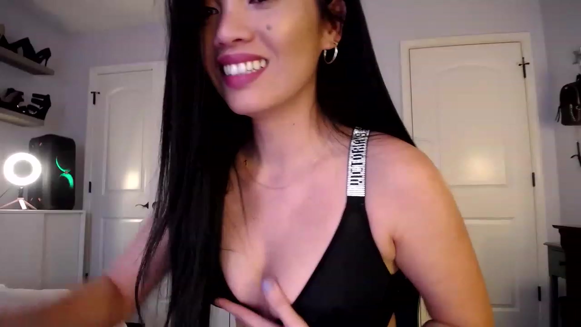 Gallery image thumbnail from AsianLuv_4U's myfreecams stream on, 01/15/2023, 20:43 image 10 of 20