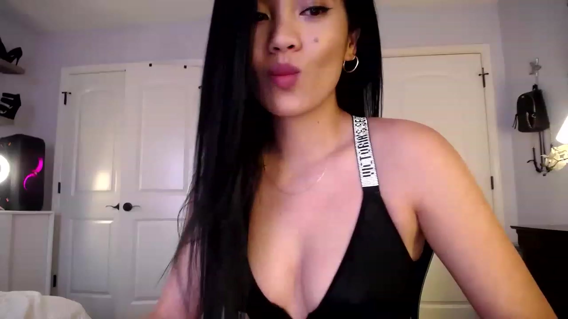 Gallery image thumbnail from AsianLuv_4U's myfreecams stream on, 01/15/2023, 20:43 image 13 of 20