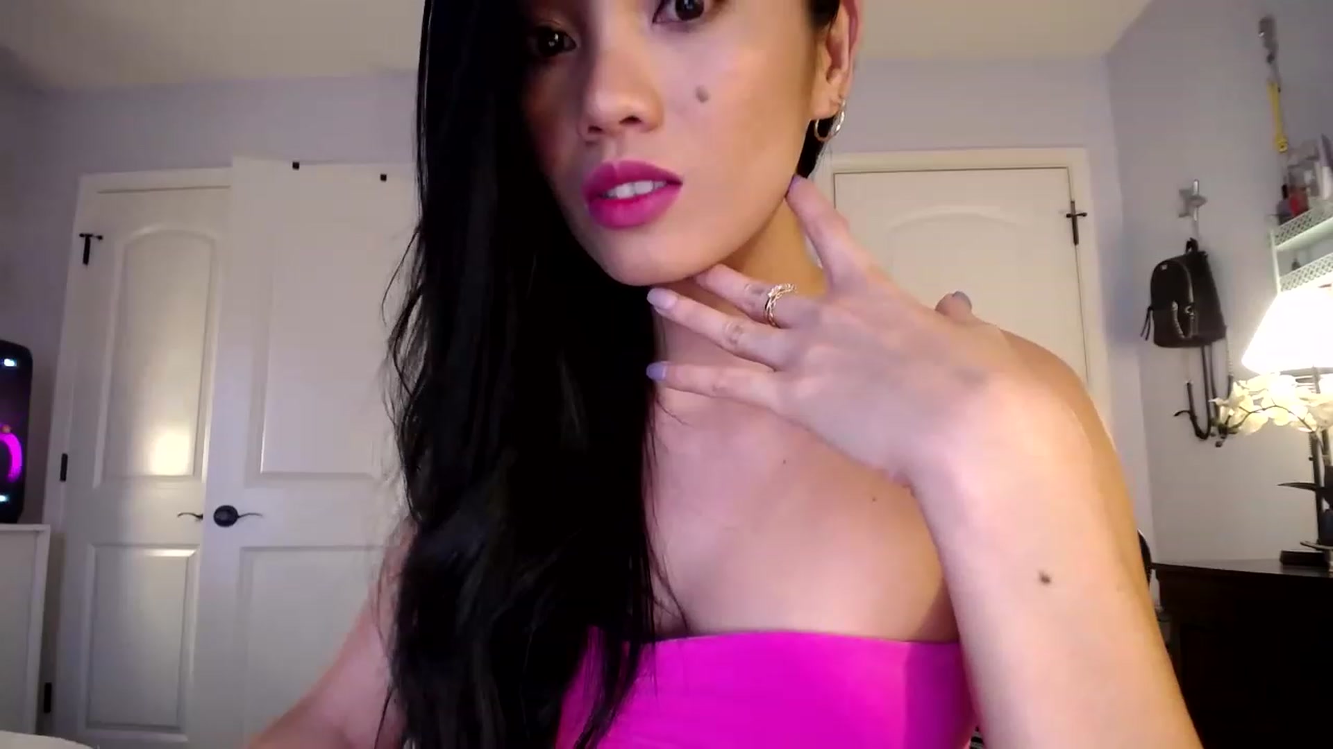 Gallery image thumbnail from AsianLuv_4U's myfreecams stream on, 01/17/2023, 19:32 image 6 of 20