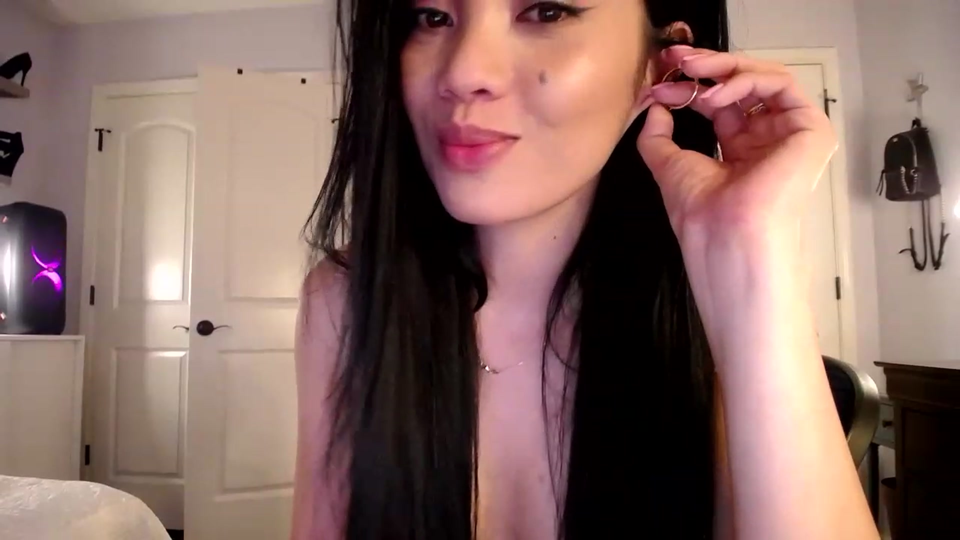 Gallery image thumbnail from AsianLuv_4U's myfreecams stream on, 02/09/2023, 20:24 image 15 of 20