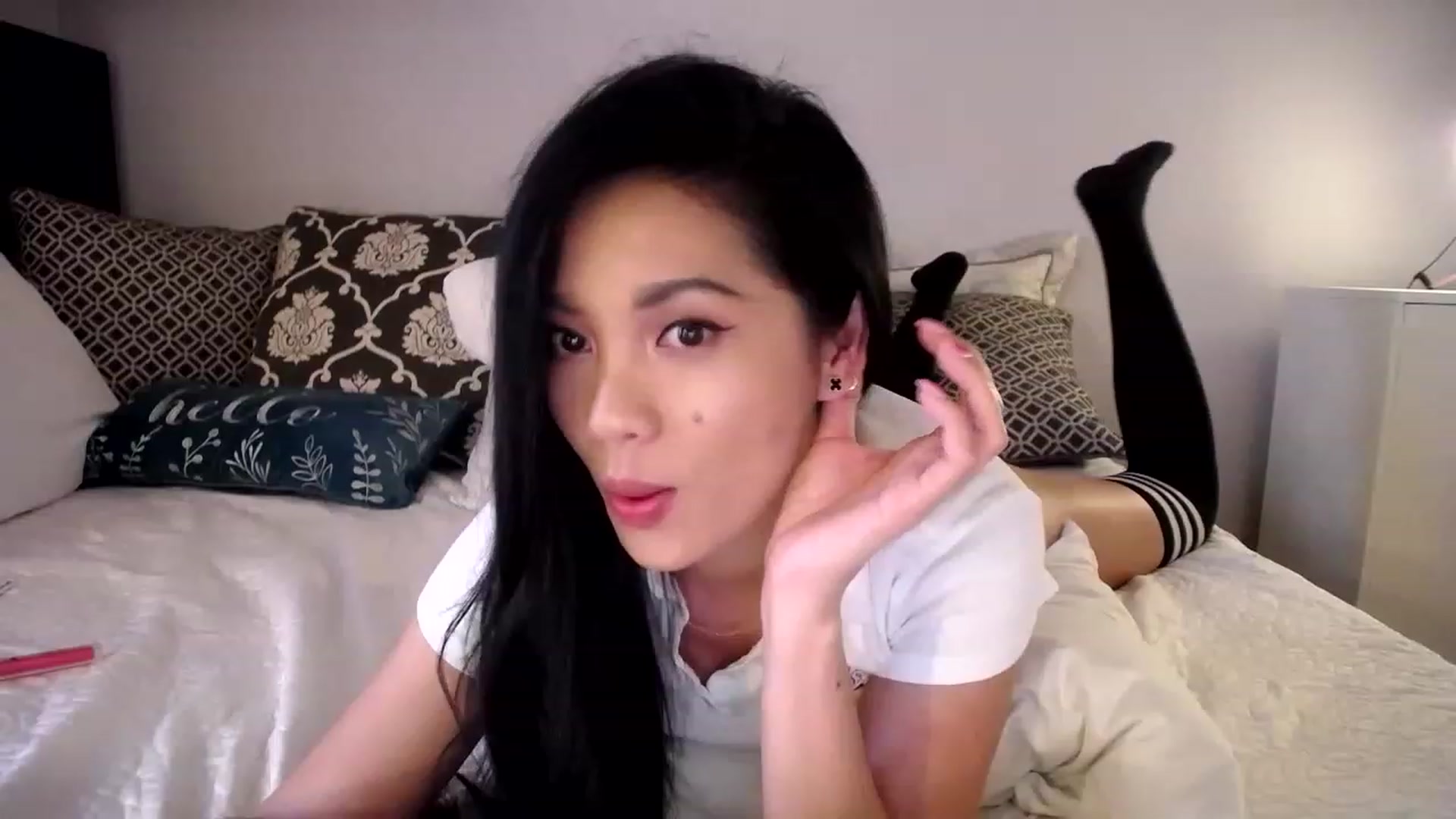 Gallery image thumbnail from AsianLuv_4U's myfreecams stream on, 02/15/2023, 18:48 image 12 of 20