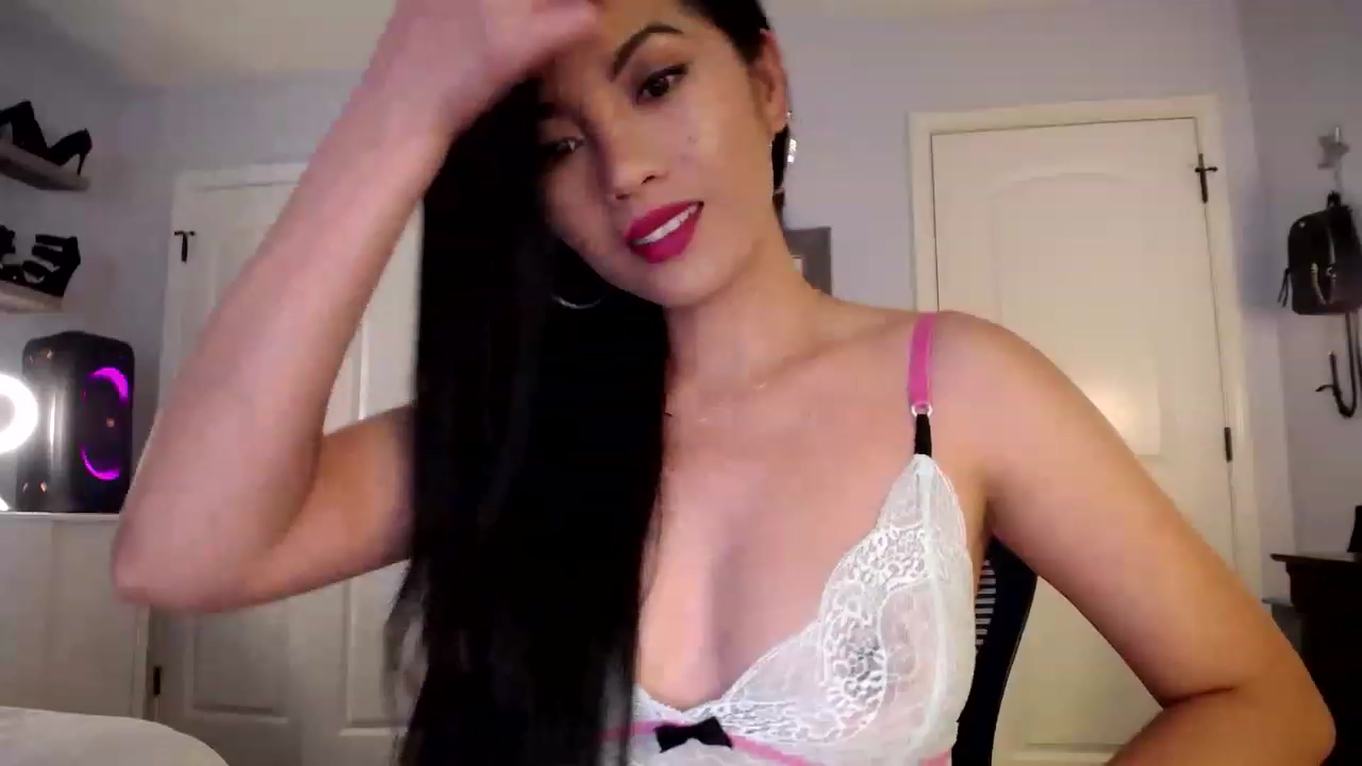 Gallery image thumbnail from AsianLuv_4U's myfreecams stream on, 06/01/2023, 16:35 image 6 of 20