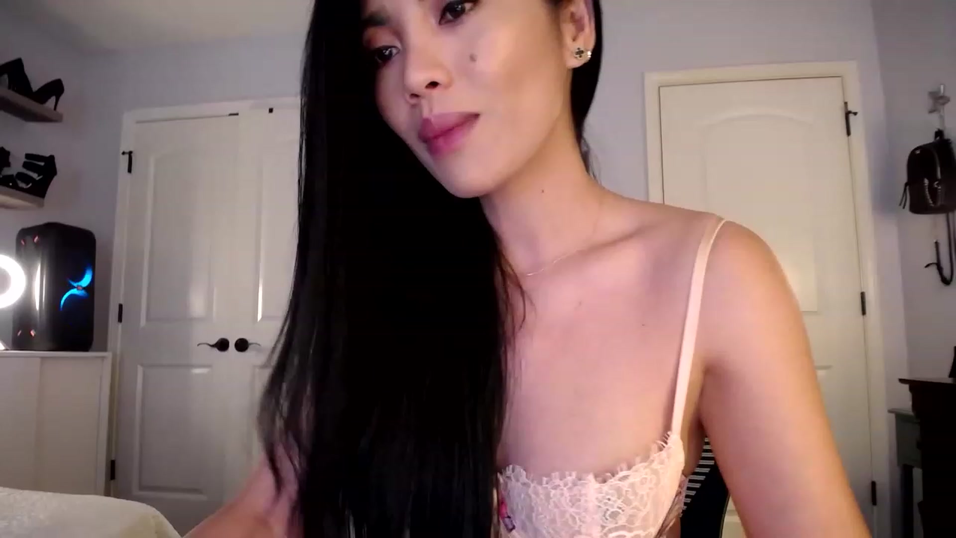 Gallery image thumbnail from AsianLuv_4U's myfreecams stream on, 06/08/2023, 17:45 image 11 of 20