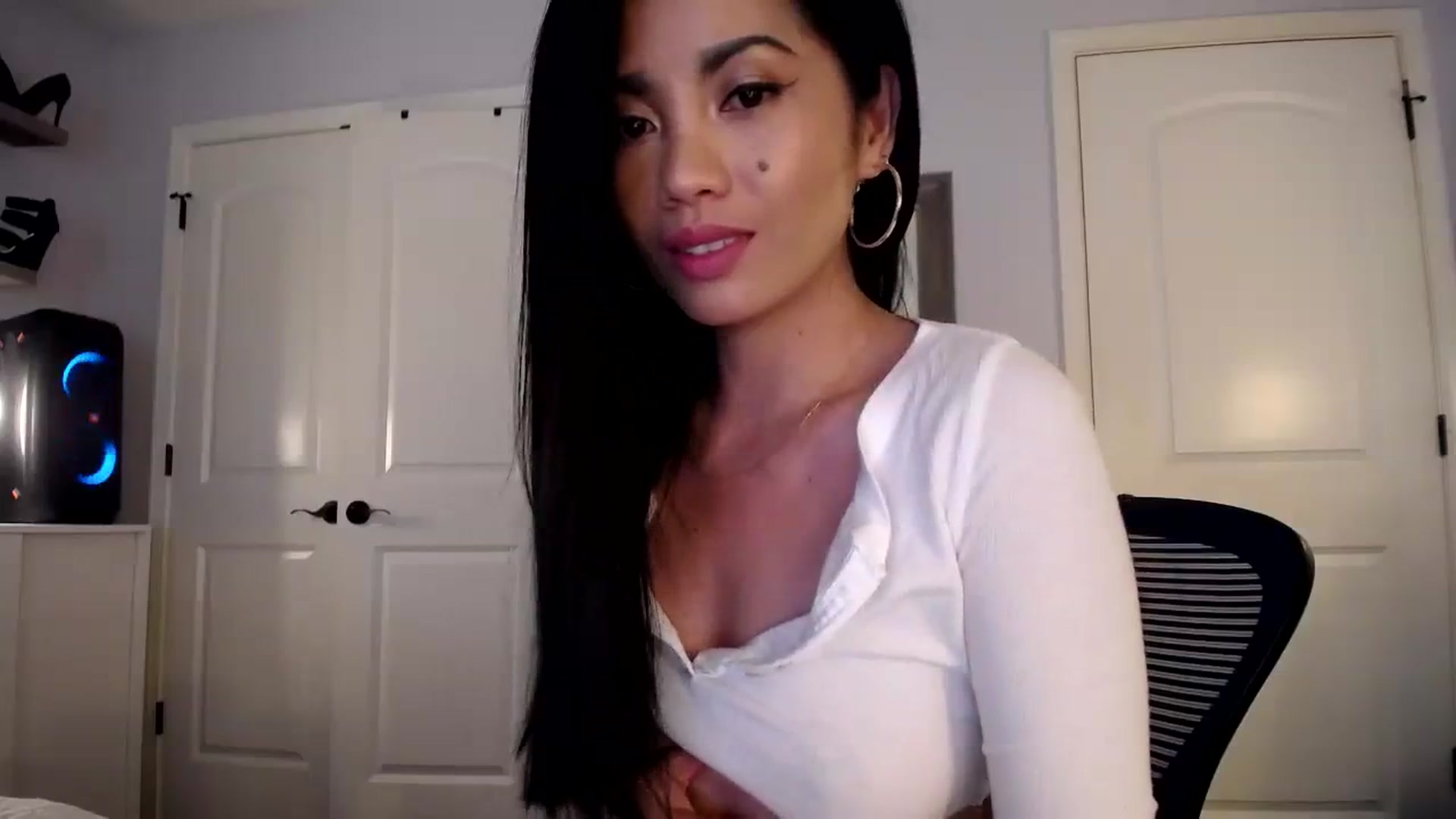 Gallery image thumbnail from AsianLuv_4U's myfreecams stream on, 08/24/2023, 17:23 image 17 of 20