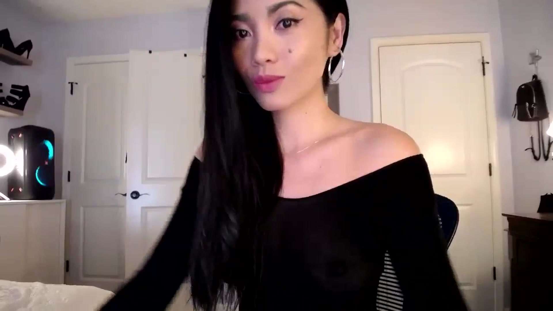 Gallery image thumbnail from AsianLuv_4U's myfreecams stream on, 10/12/2023, 16:28 image 4 of 20