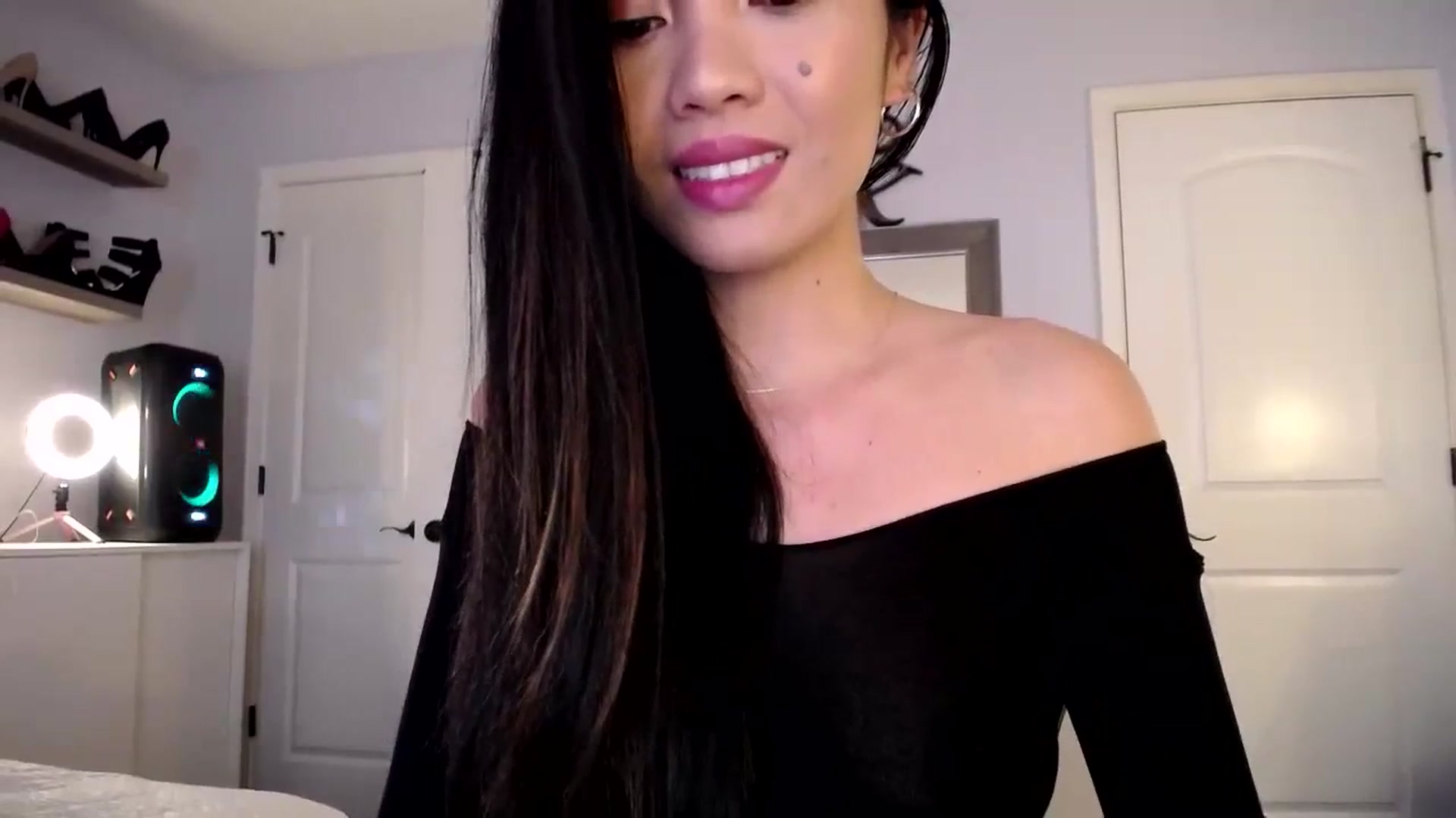 Gallery image thumbnail from AsianLuv_4U's myfreecams stream on, 11/20/2023, 16:48 image 6 of 20