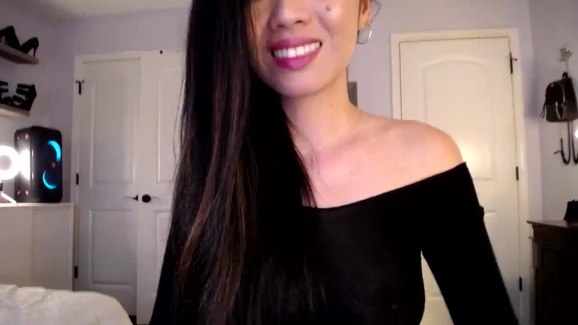 Gallery image thumbnail from AsianLuv_4U's myfreecams stream on, 11/20/2023, 18:25 image 19 of 20