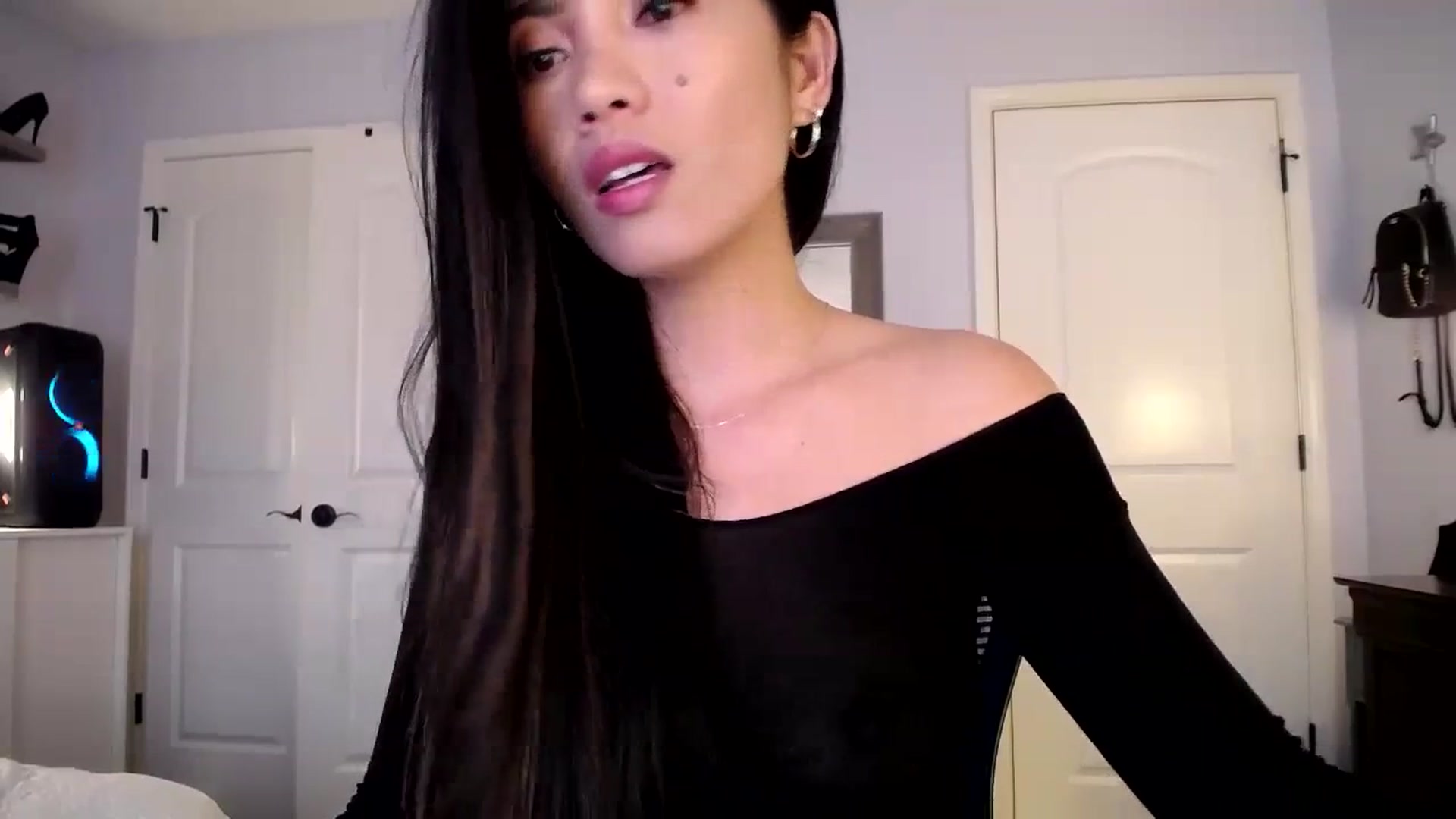 Gallery image thumbnail from AsianLuv_4U's myfreecams stream on, 11/20/2023, 18:25 image 9 of 20