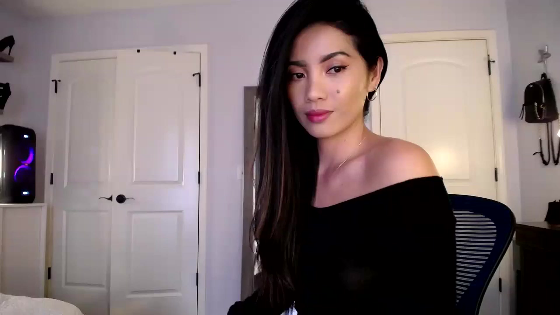 Gallery image thumbnail from AsianLuv_4U's myfreecams stream on, 11/20/2023, 18:25 image 11 of 20