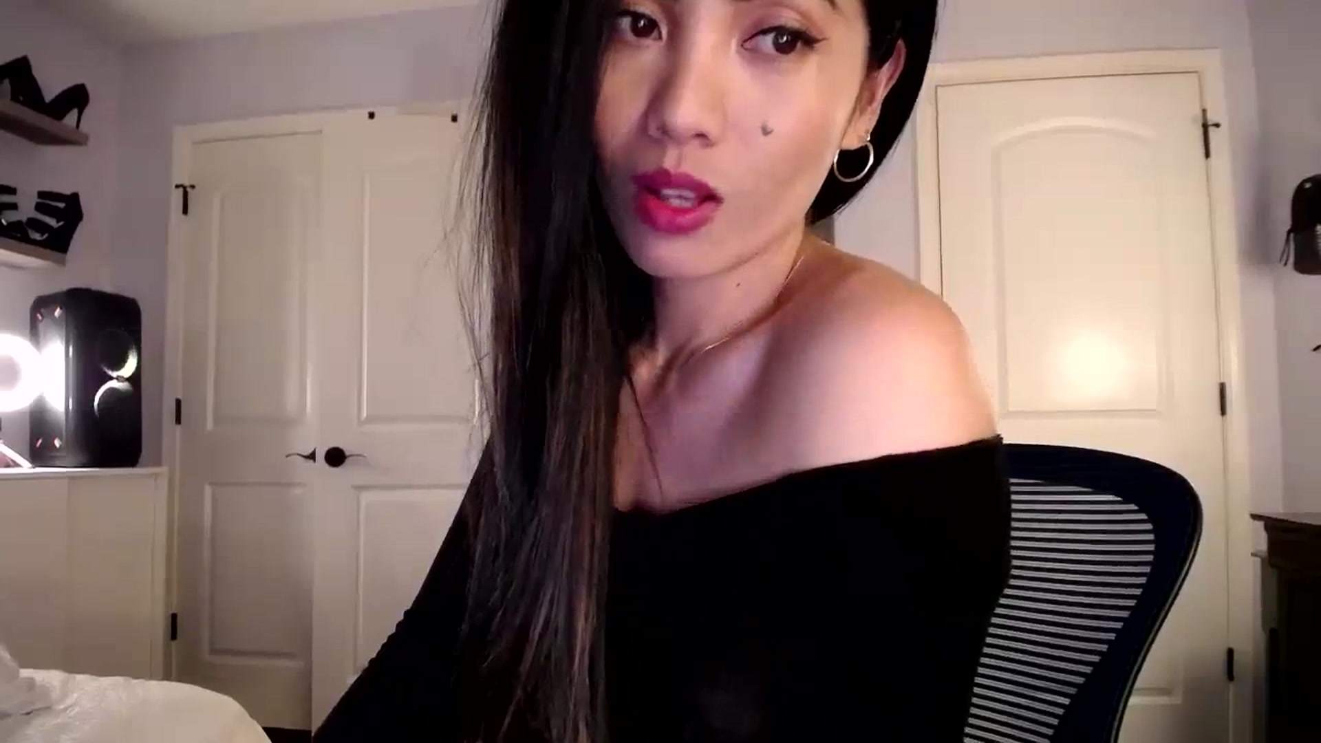 Gallery image thumbnail from AsianLuv_4U's myfreecams stream on, 11/20/2023, 20:01 image 18 of 20