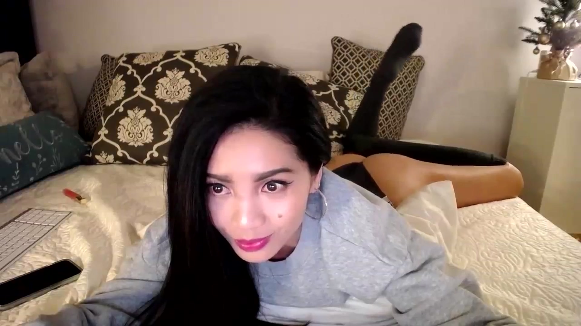 Gallery image thumbnail from AsianLuv_4U's myfreecams stream on, 12/12/2023, 01:01 image 3 of 20
