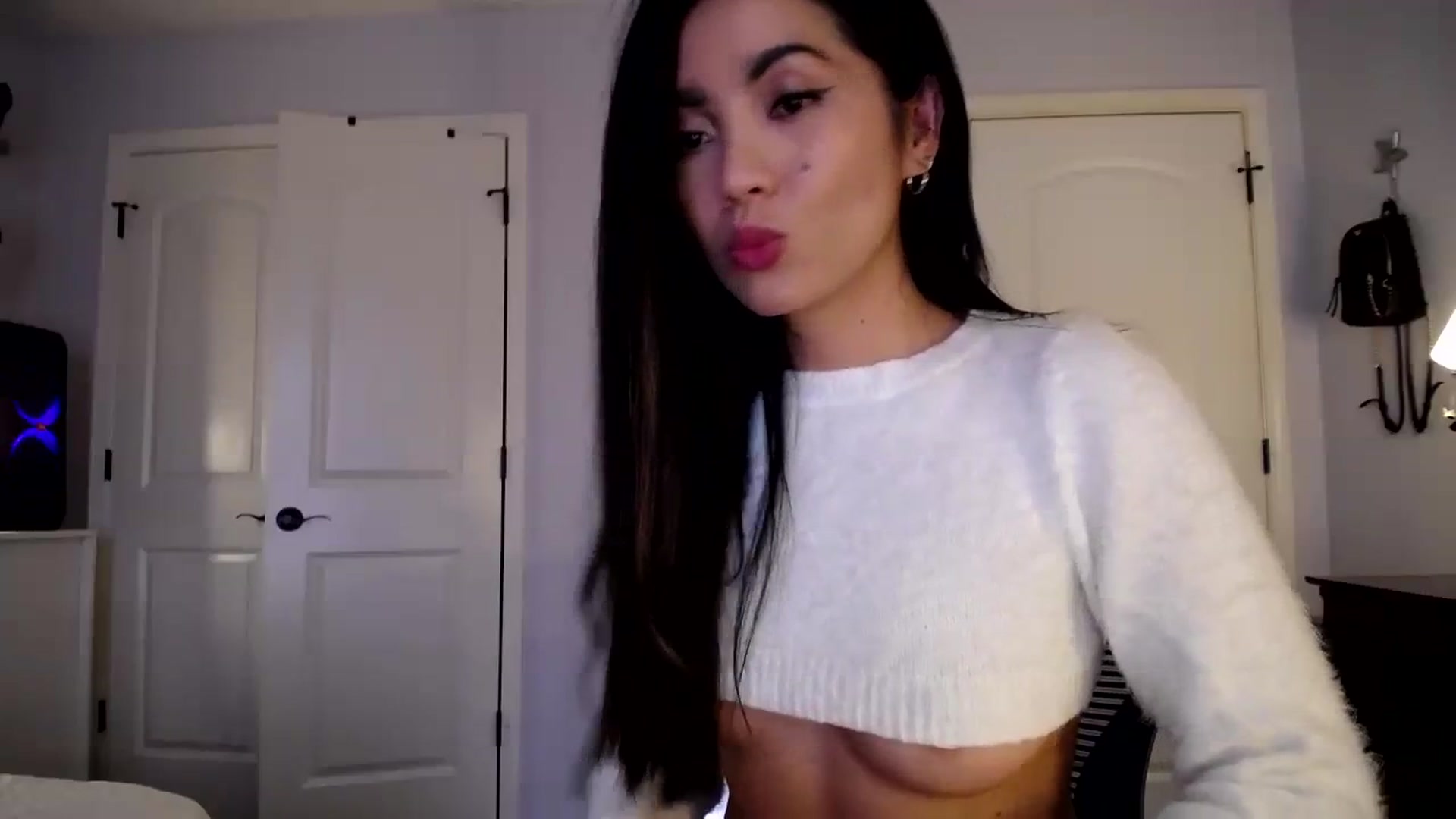 Gallery image thumbnail from AsianLuv_4U's myfreecams stream on, 12/14/2023, 20:00 image 14 of 20