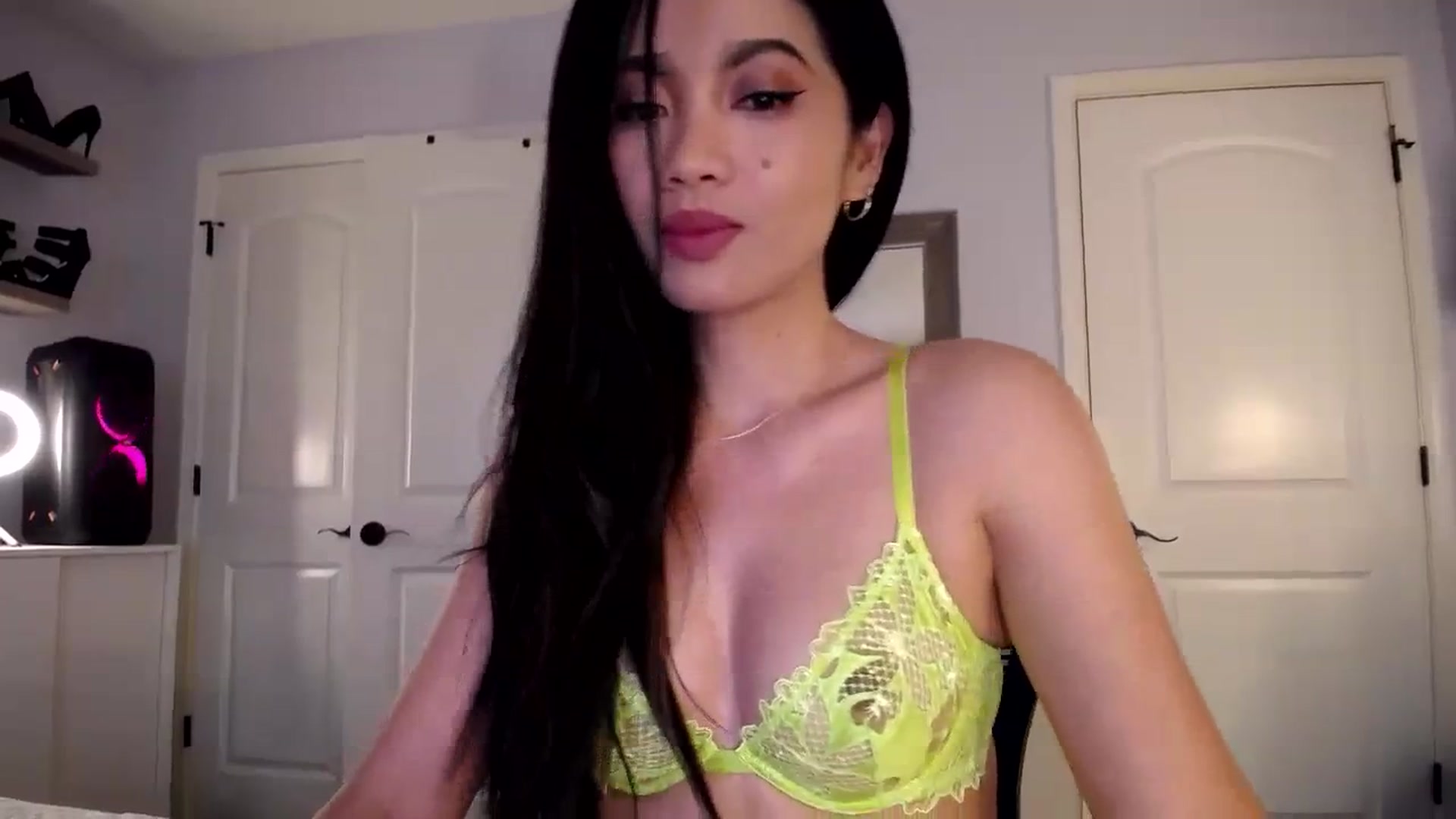 Gallery image thumbnail from AsianLuv_4U's myfreecams stream on, 01/29/2024, 17:25 image 3 of 20