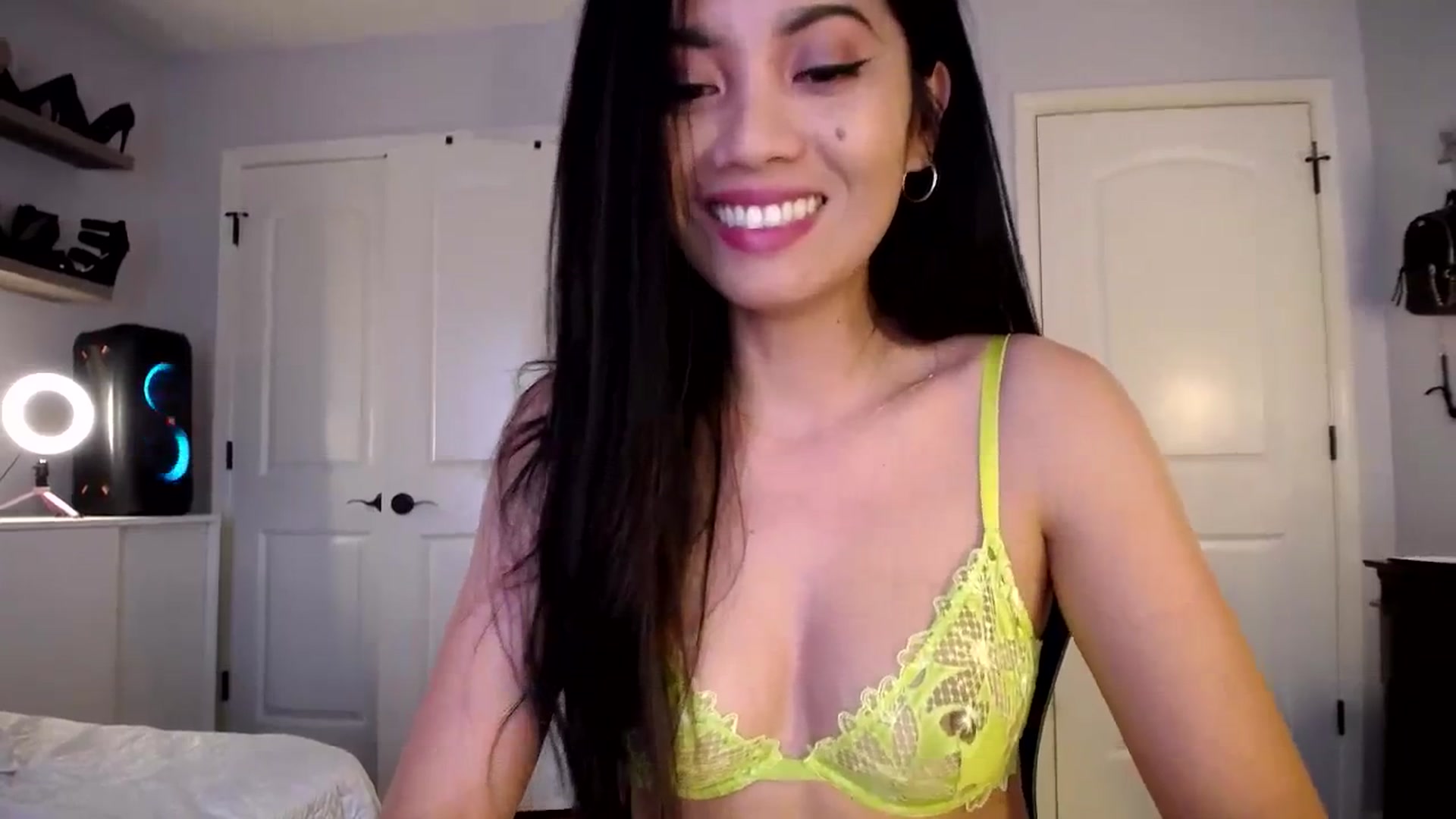 Gallery image thumbnail from AsianLuv_4U's myfreecams stream on, 02/15/2024, 20:16 image 18 of 20
