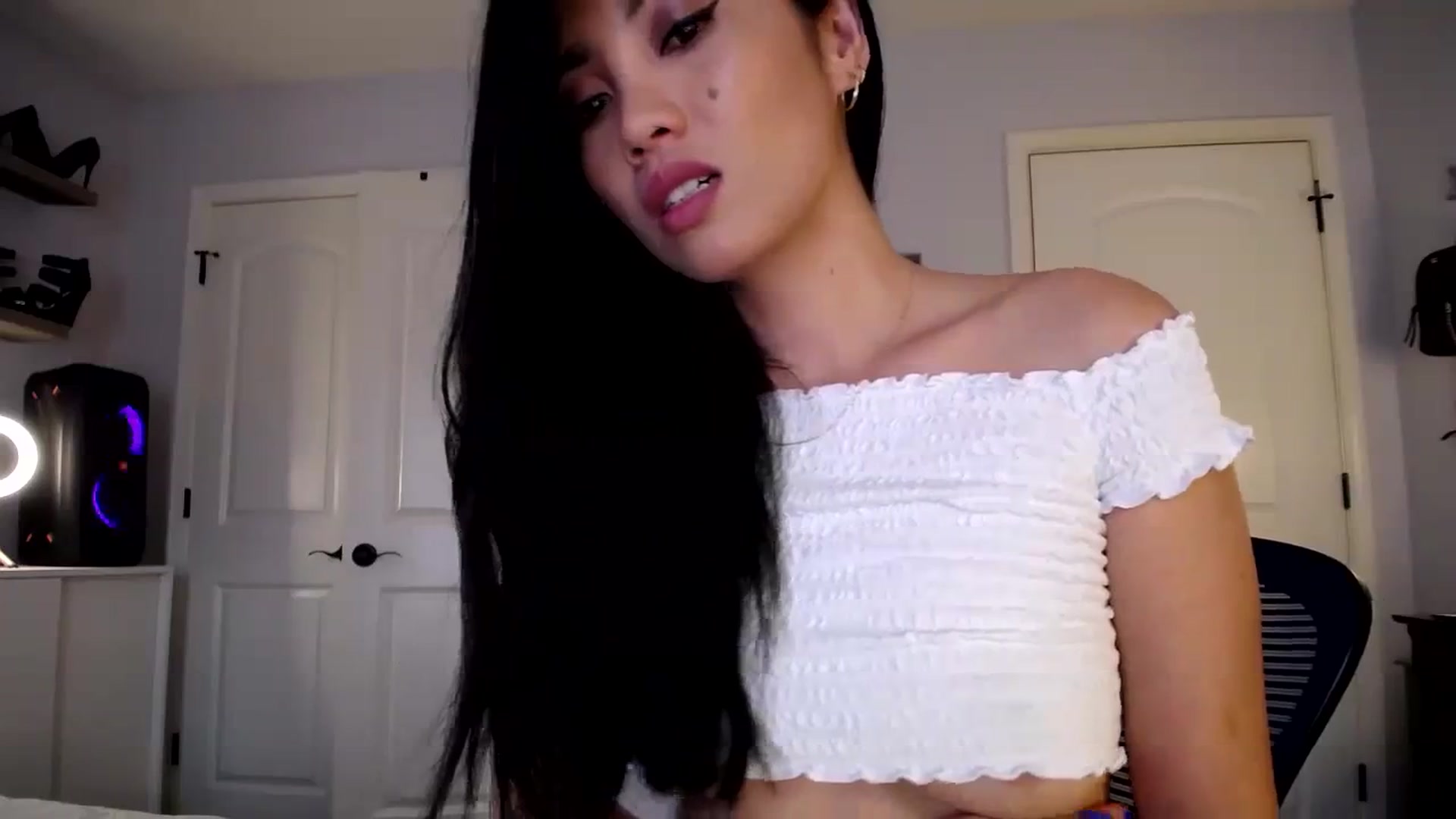 Gallery image thumbnail from AsianLuv_4U's myfreecams stream on, 03/25/2024, 19:59 image 9 of 20