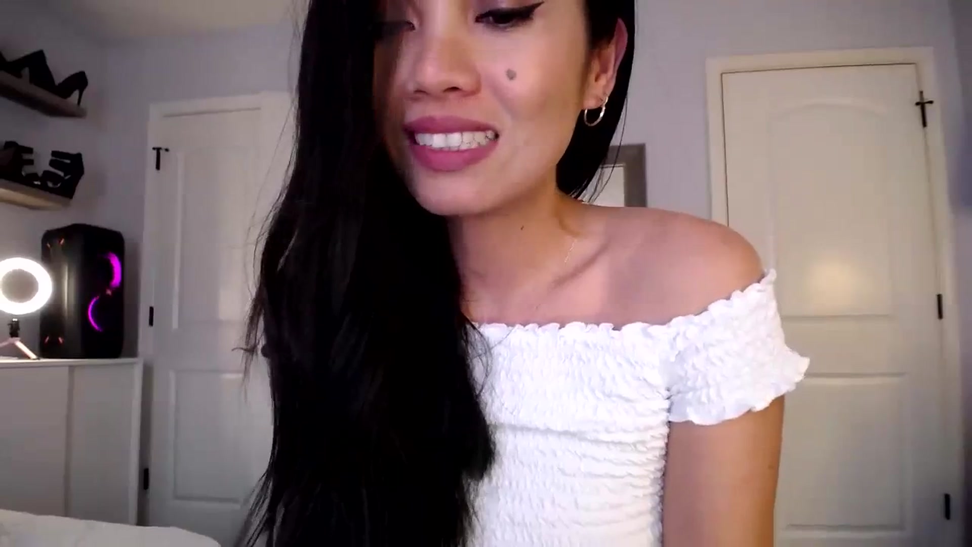Gallery image thumbnail from AsianLuv_4U's myfreecams stream on, 03/25/2024, 19:59 image 19 of 20