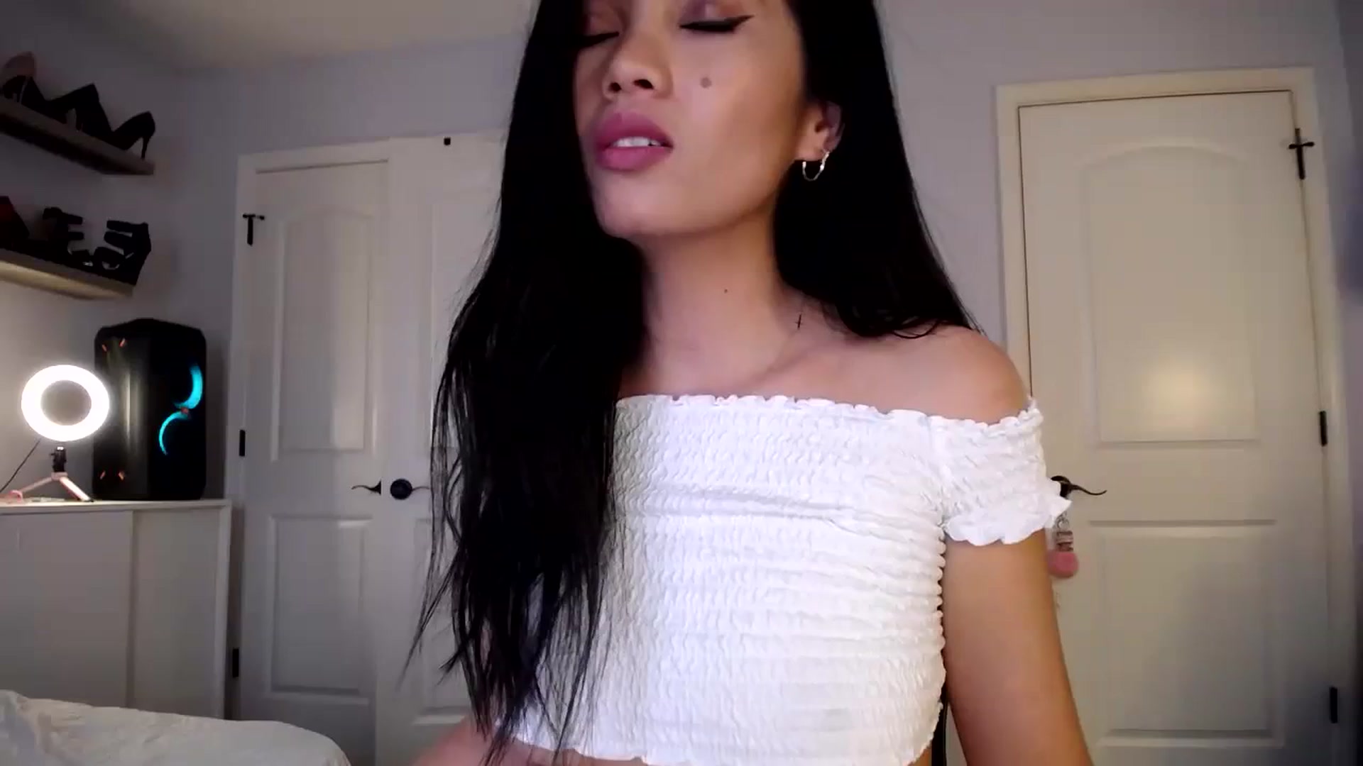 Gallery image thumbnail from AsianLuv_4U's myfreecams stream on, 03/25/2024, 19:59 image 12 of 20