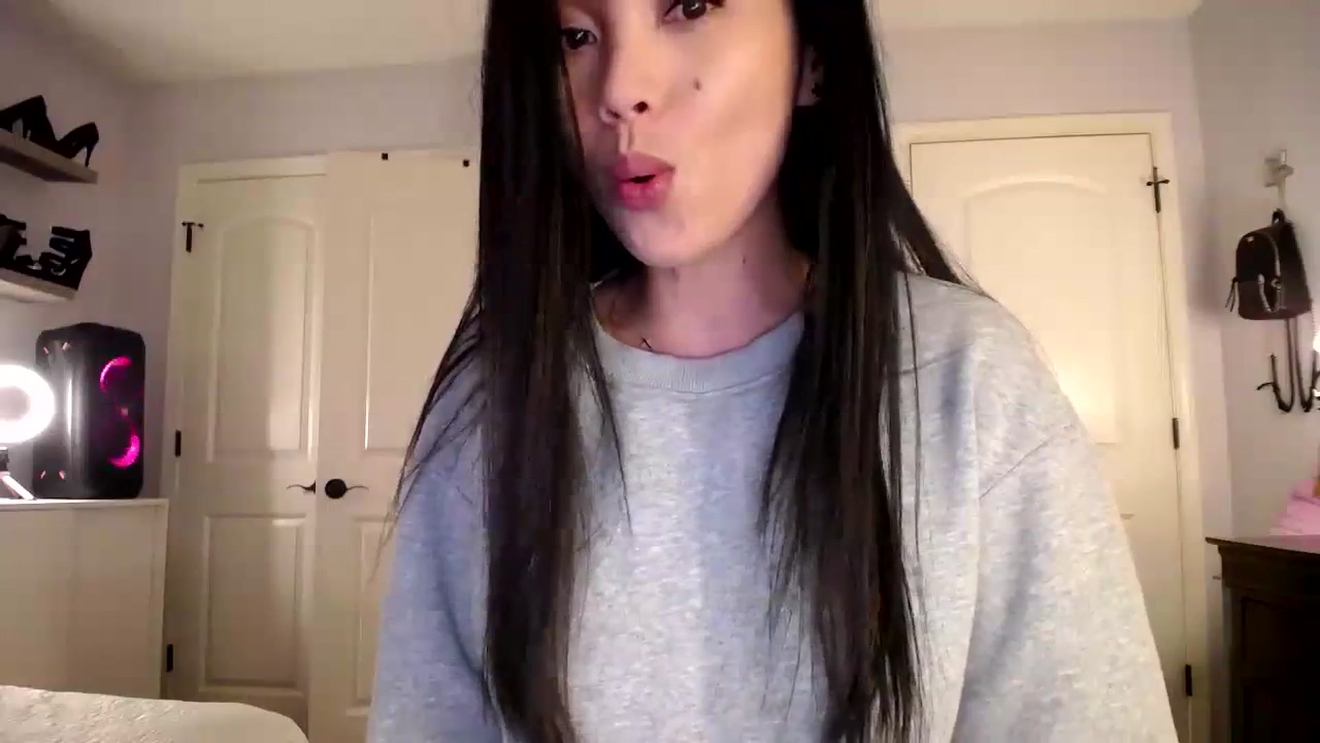 Gallery image thumbnail from AsianLuv_4U's myfreecams stream on, 04/04/2024, 18:20 image 15 of 20