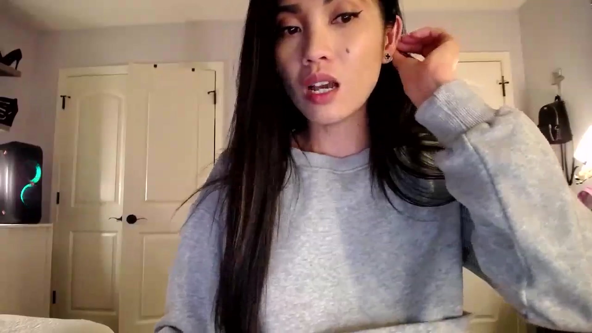 Gallery image thumbnail from AsianLuv_4U's myfreecams stream on, 04/04/2024, 18:20 image 18 of 20