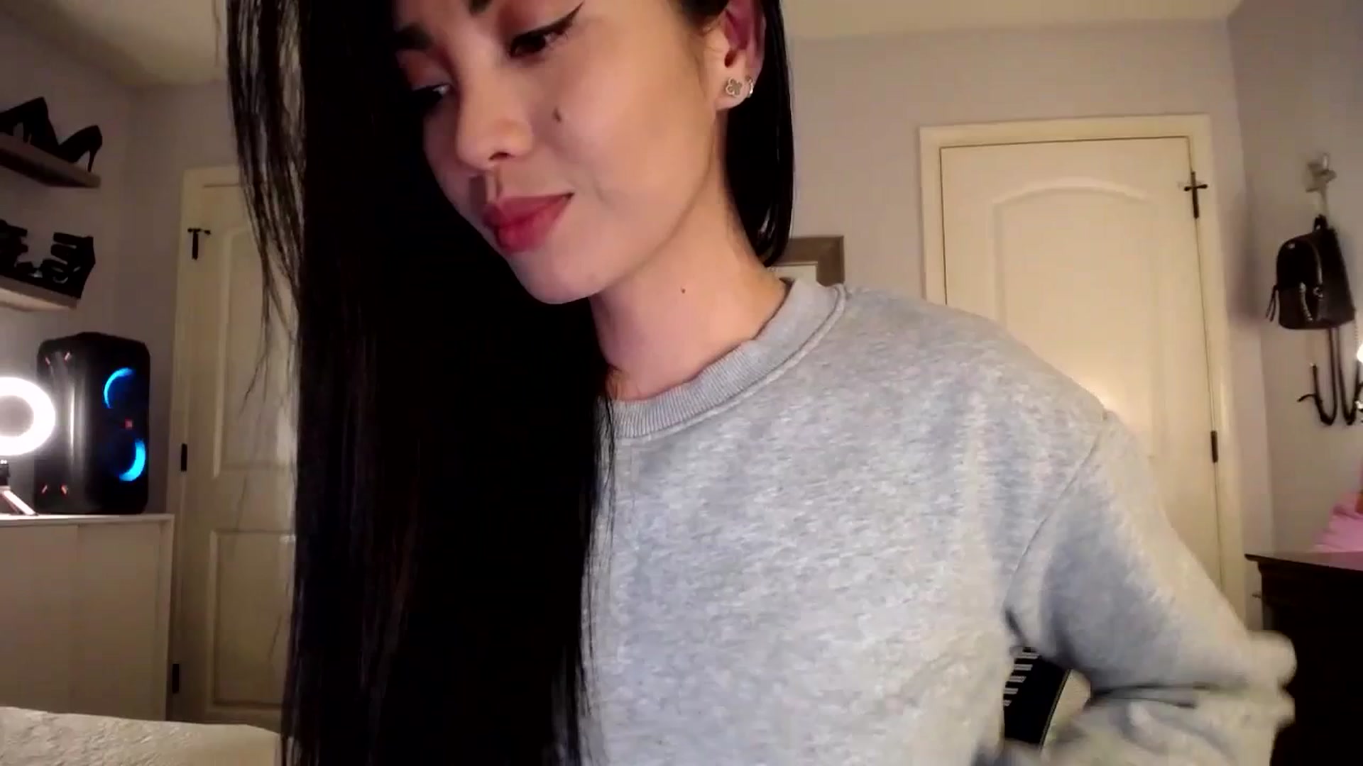 Gallery image thumbnail from AsianLuv_4U's myfreecams stream on, 04/04/2024, 18:20 image 14 of 20
