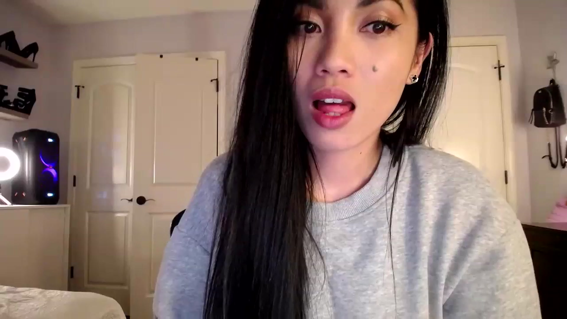 Gallery image thumbnail from AsianLuv_4U's myfreecams stream on, 04/04/2024, 19:22 image 2 of 20