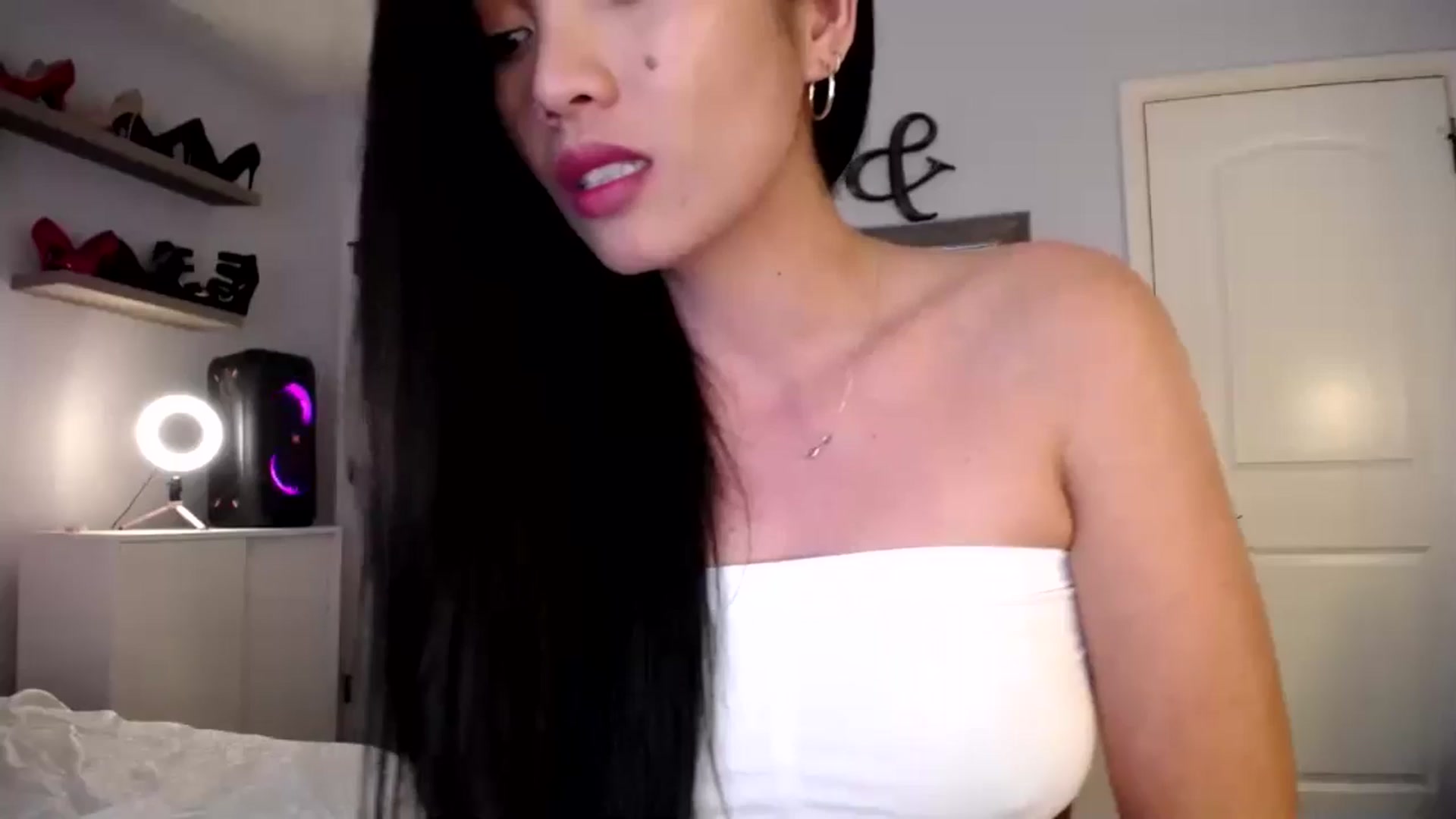 Gallery image thumbnail from AsianLuv_4U's myfreecams stream on, 04/22/2024, 19:51 image 14 of 20