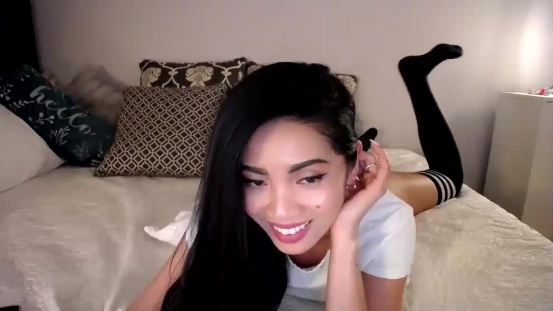 Gallery image thumbnail from AsianLuv_4U's myfreecams stream on, 04/29/2024, 17:18 image 3 of 20