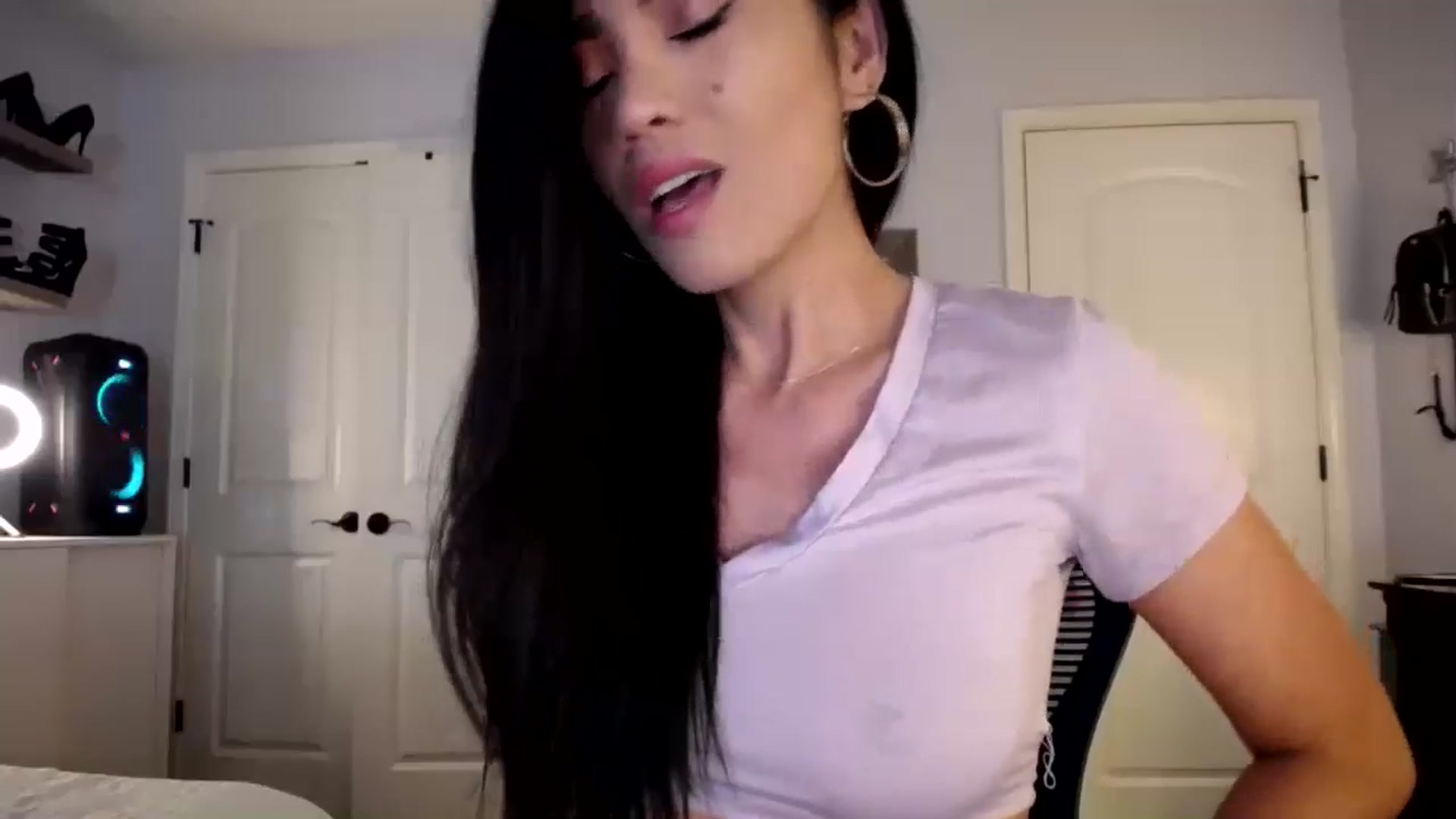 Gallery image thumbnail from AsianLuv_4U's myfreecams stream on, 05/16/2024, 15:07 image 10 of 20