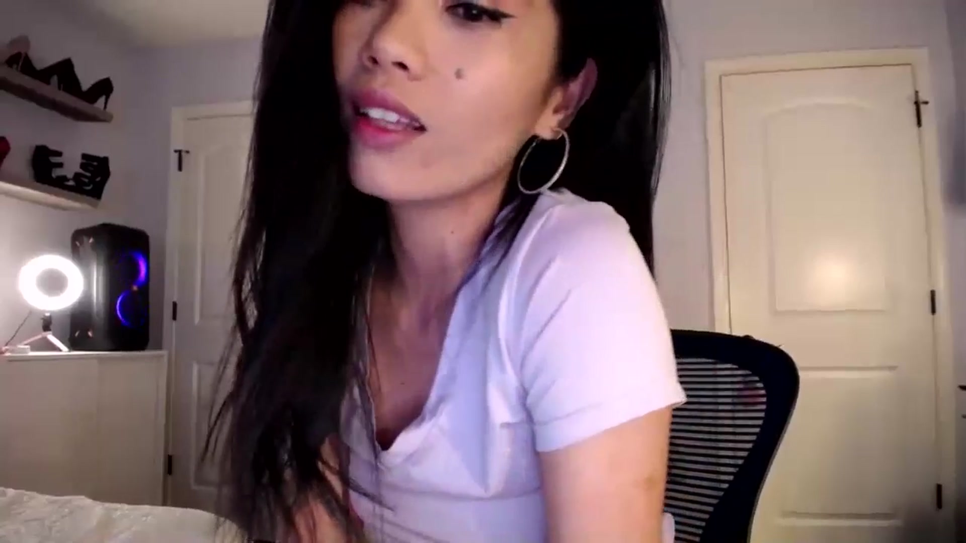 Gallery image thumbnail from AsianLuv_4U's myfreecams stream on, 05/16/2024, 18:36 image 7 of 20